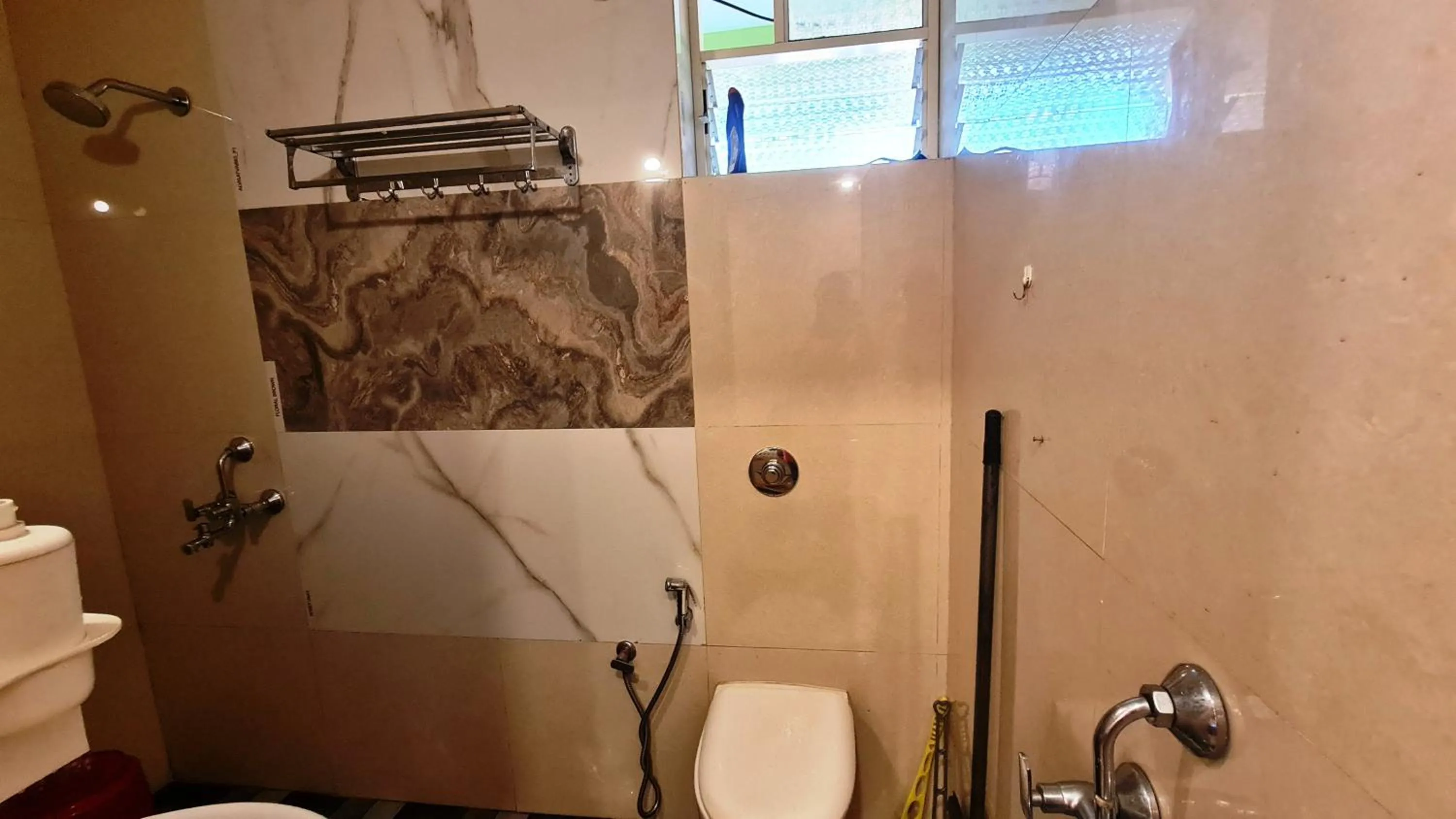 Shower in Godwill Kimo Guest house Seraulim