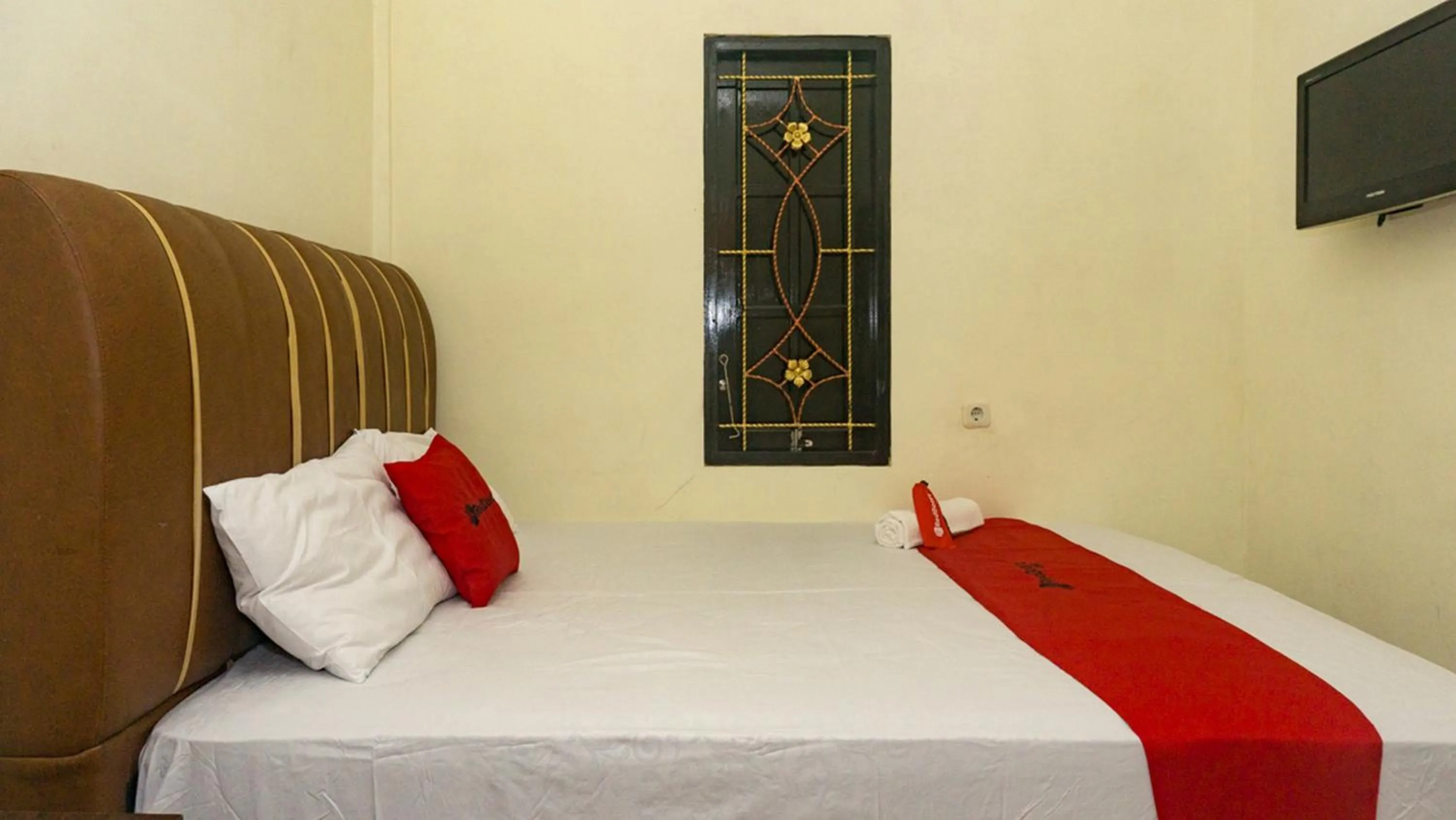 Bed in RedDoorz near Sentani Airport Jayapura