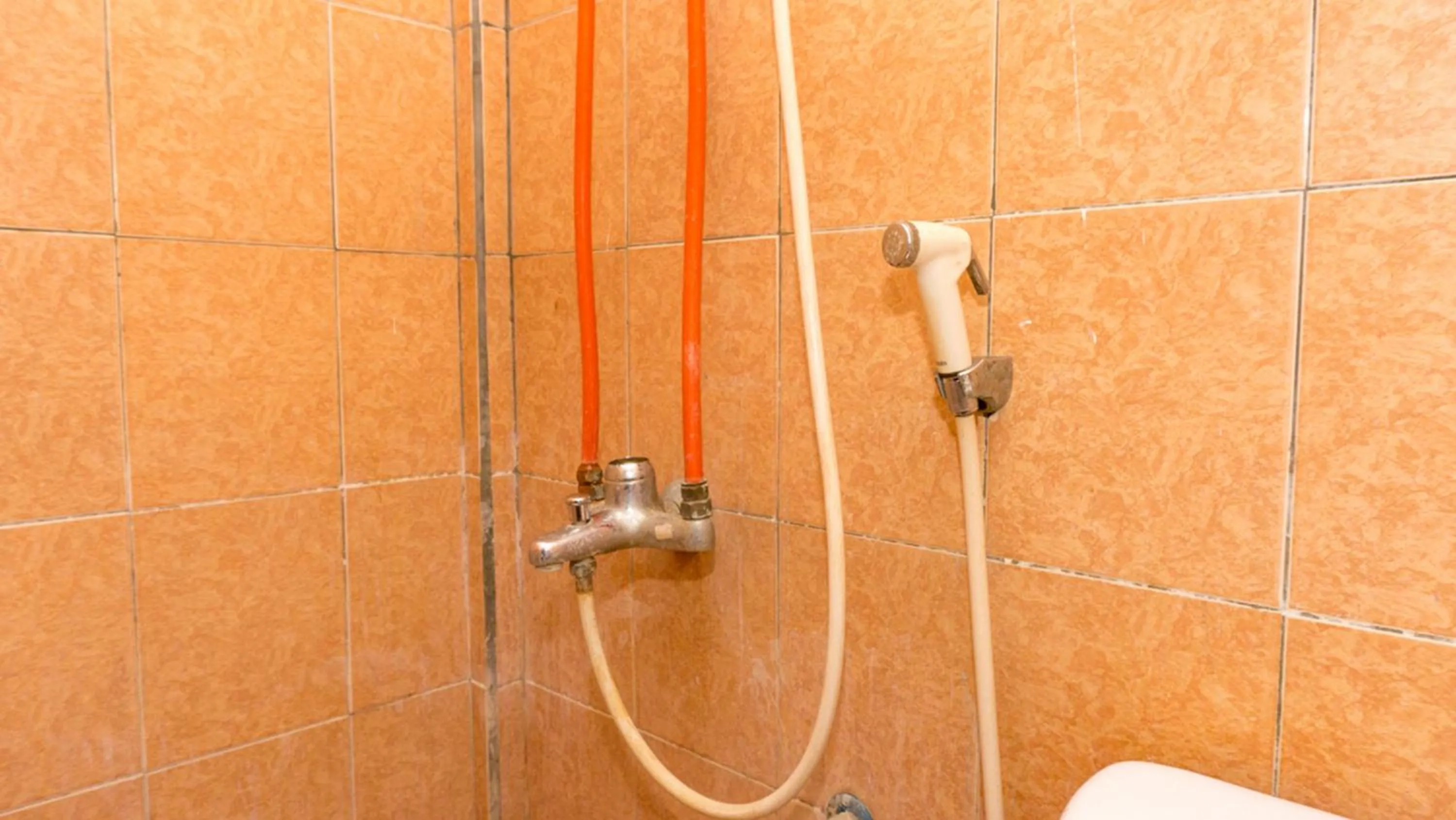 Bathroom in RedDoorz near Sentani Airport Jayapura