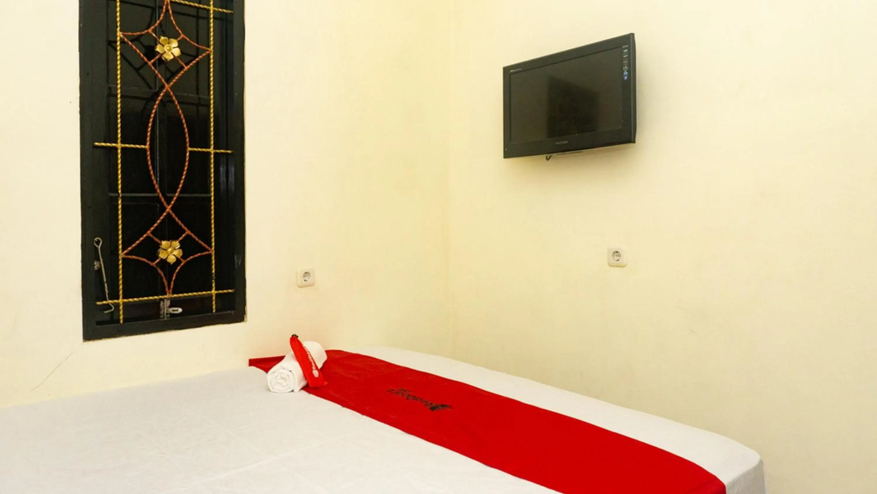 Bed in RedDoorz near Sentani Airport Jayapura