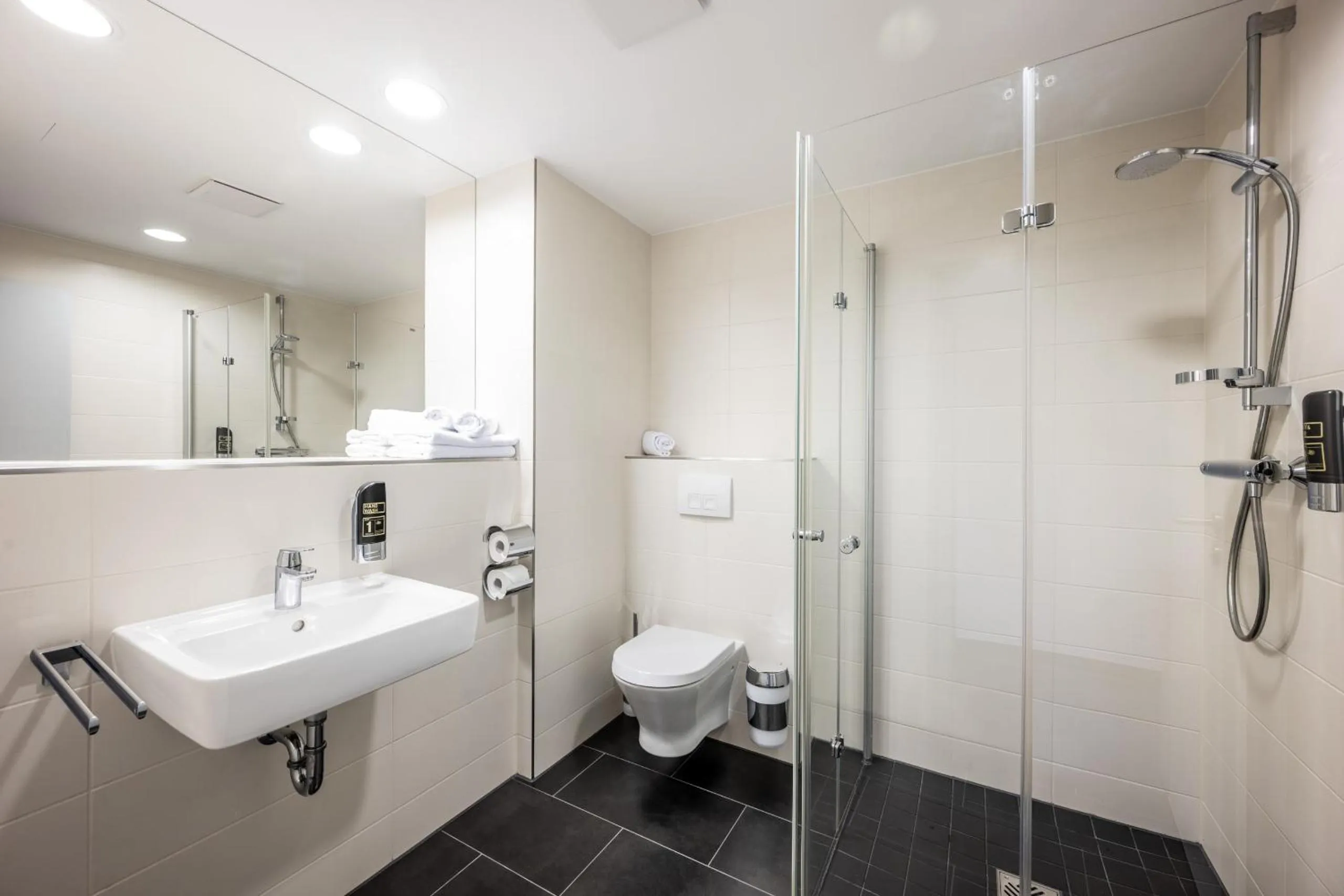 Bathroom in Serways Hotel Bruchsal West