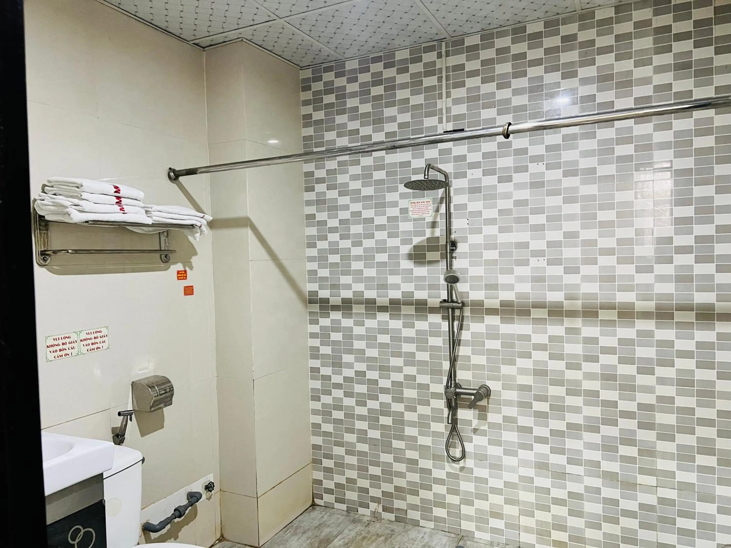 Shower in Mekong Rose Hotel