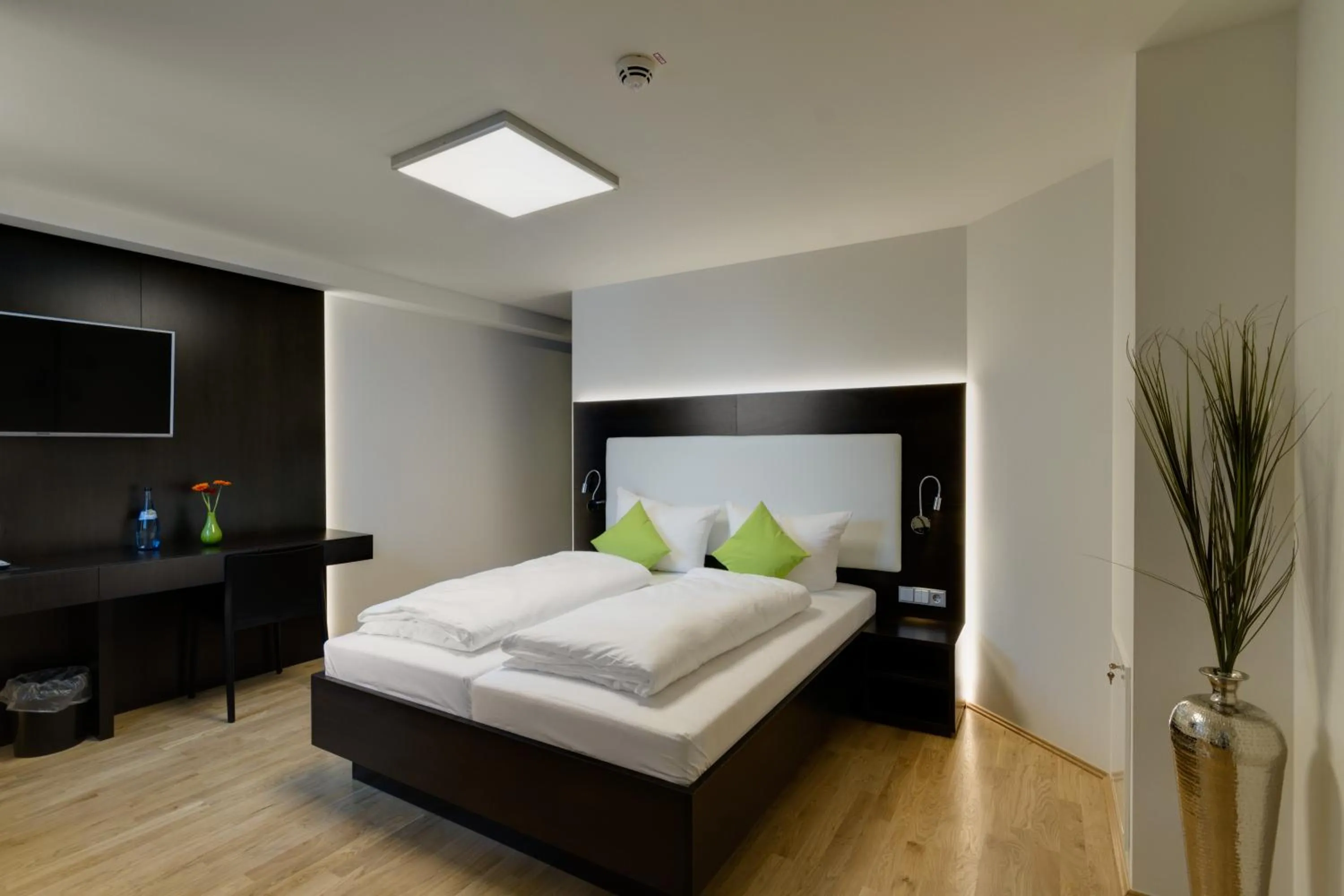 Photo of the whole room, Bed in sevenDays Hotel BoardingHouse Mannheim