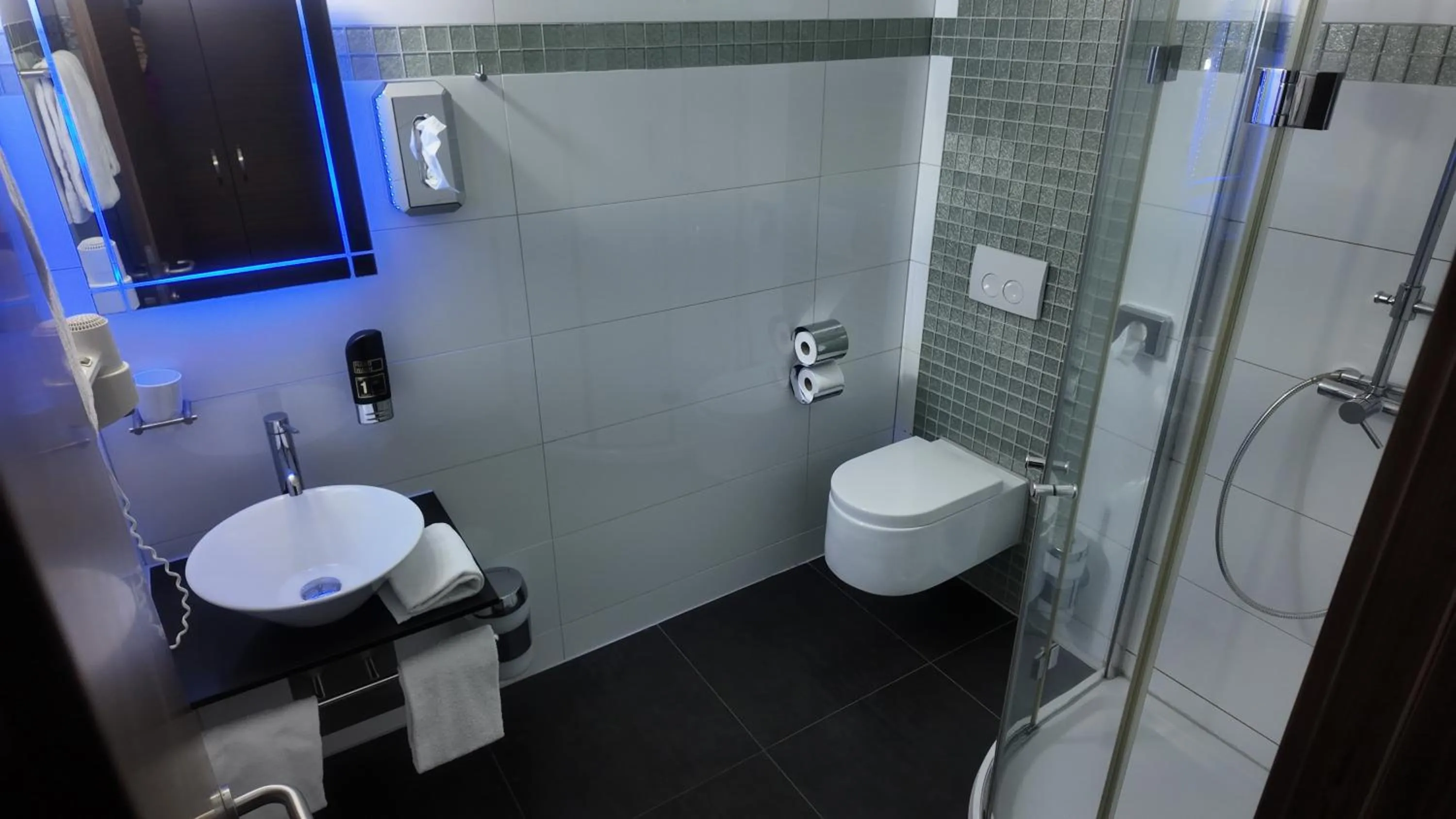 Toilet in Airport Global Hotel