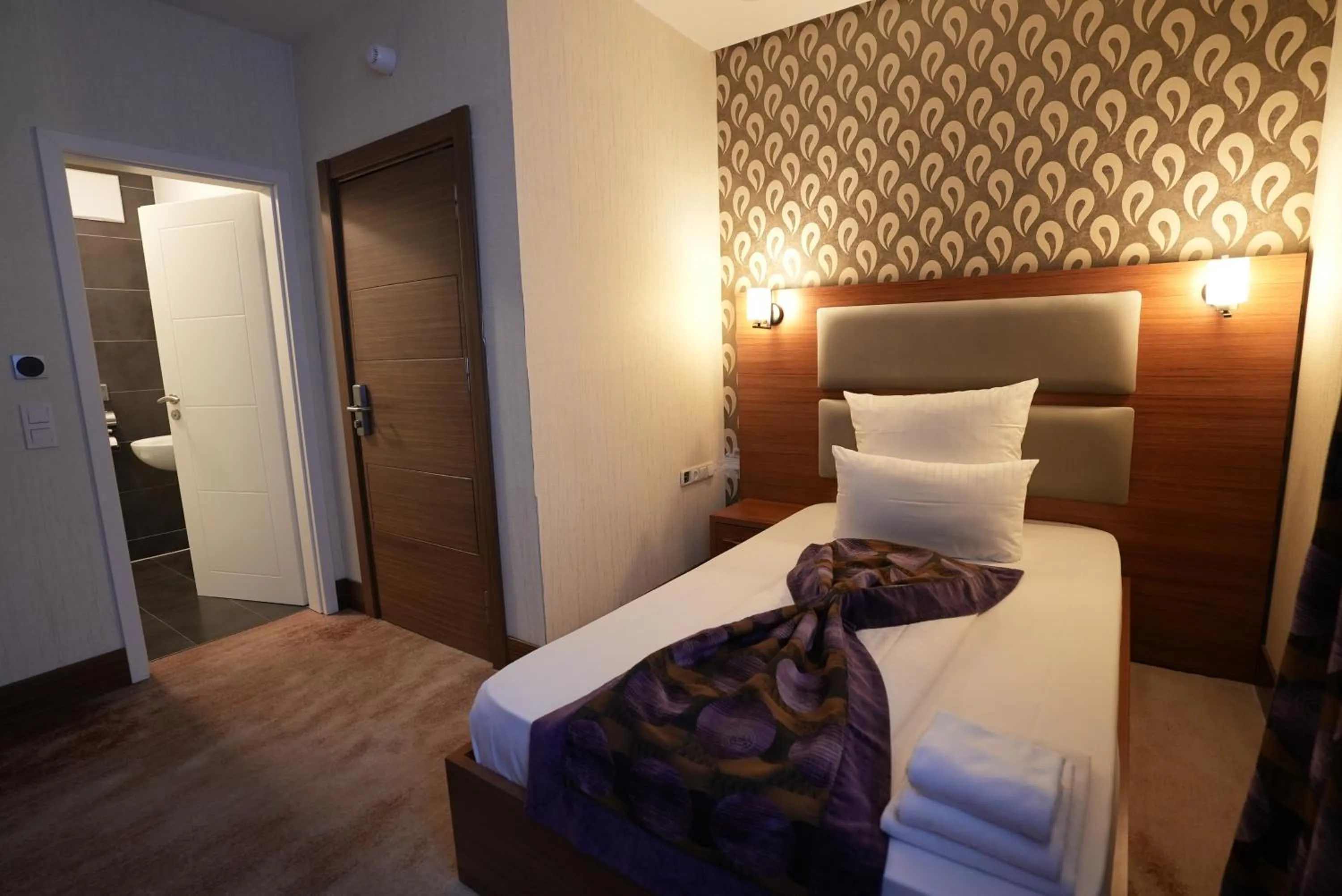 Bedroom, Bed in Airport Global Hotel