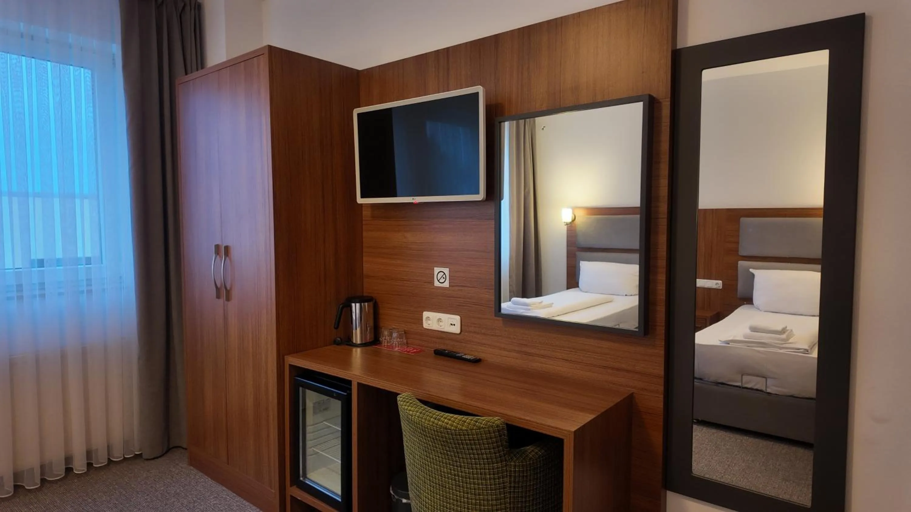 Bedroom, Bed in Airport Global Hotel