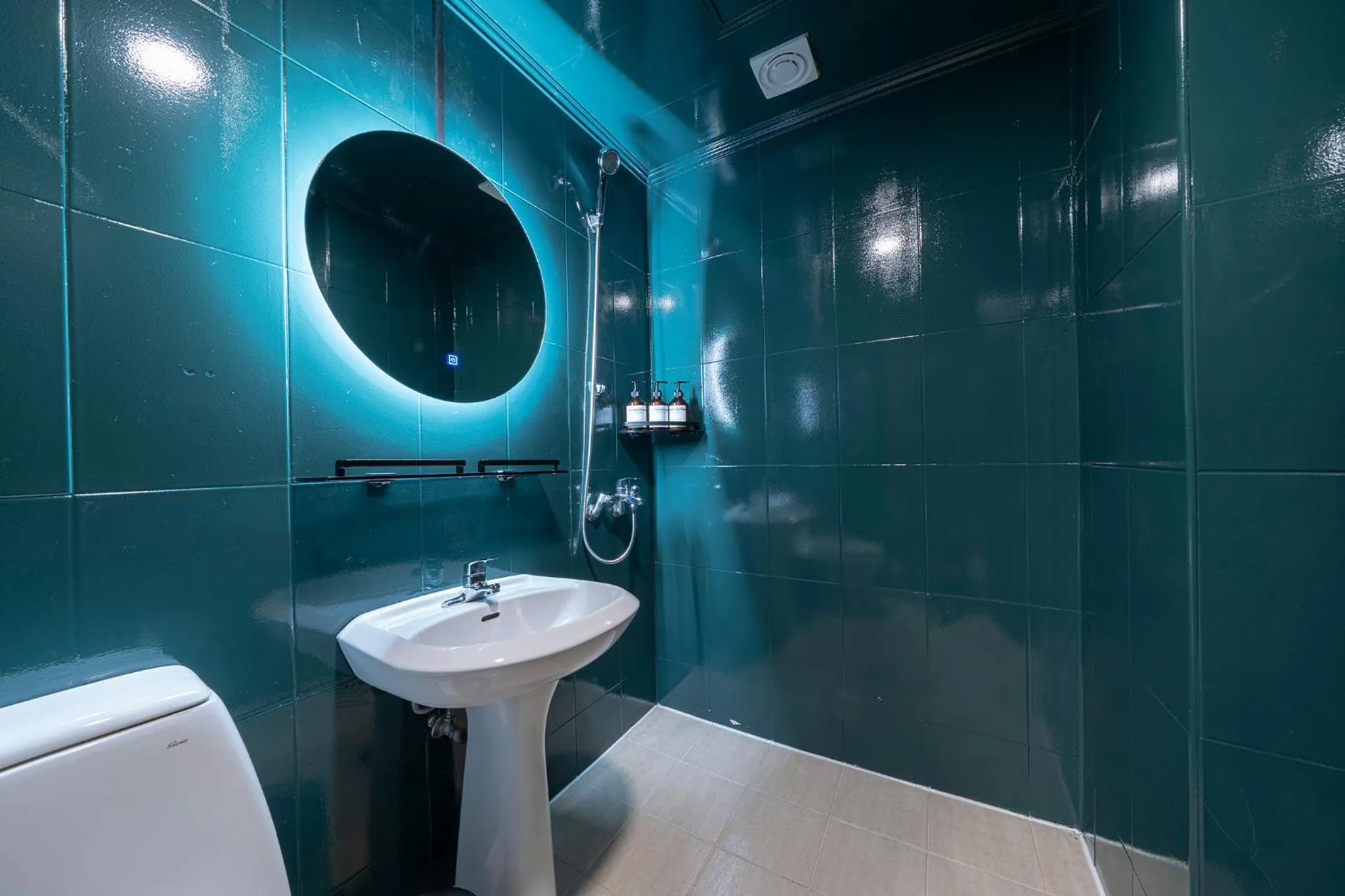 Toilet in Shourin Hotel Cheonan by Aank