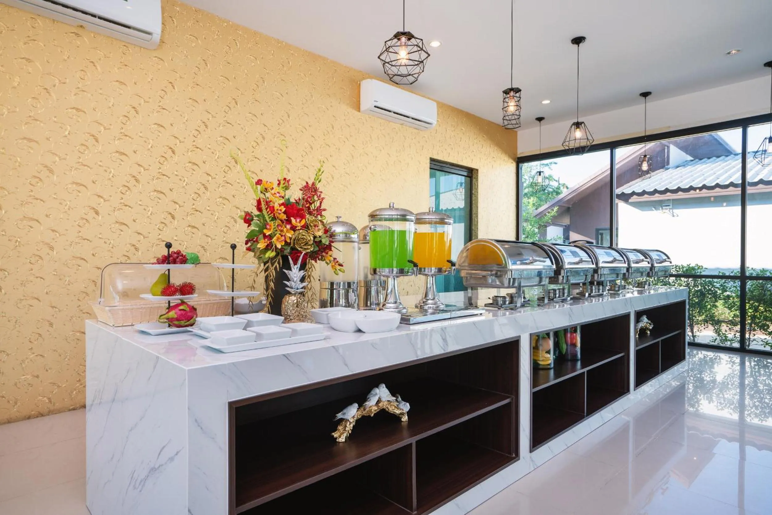 Restaurant/places to eat in Thames Tara Private Pool Villa Rawai Phuket