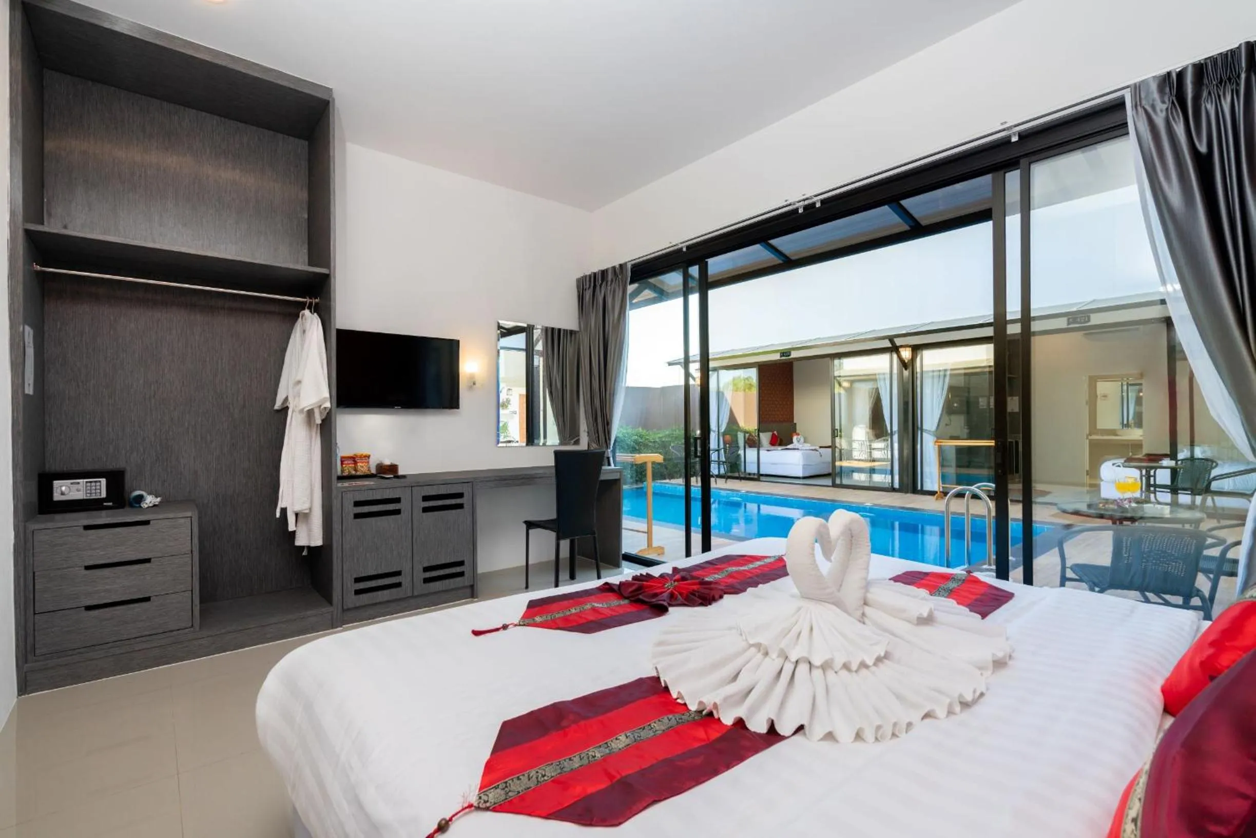 Communal lounge/ TV room, Bed in Thames Tara Private Pool Villa Rawai Phuket