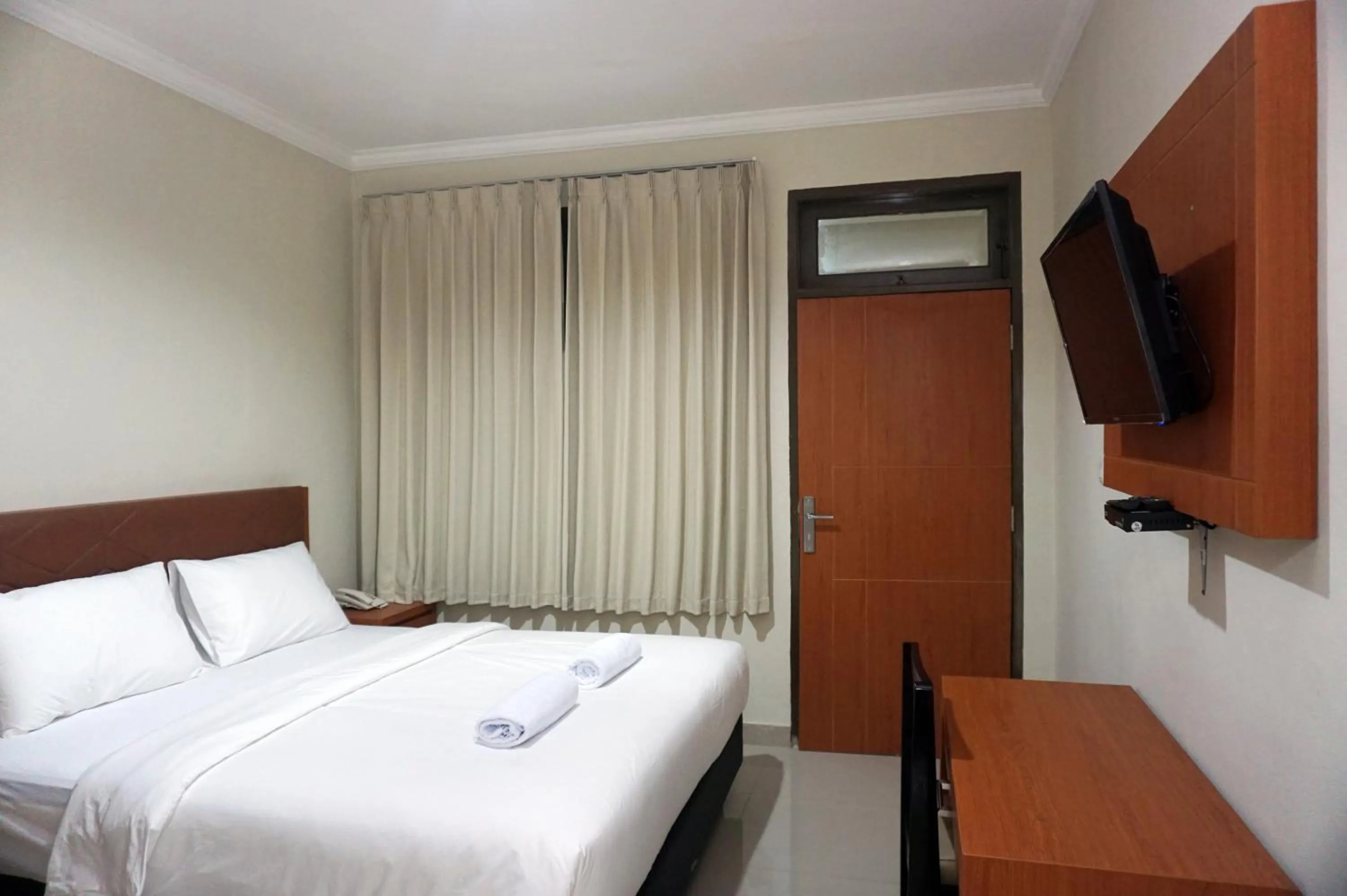 Communal lounge/ TV room, Bed in Lombok Mayura Hotel