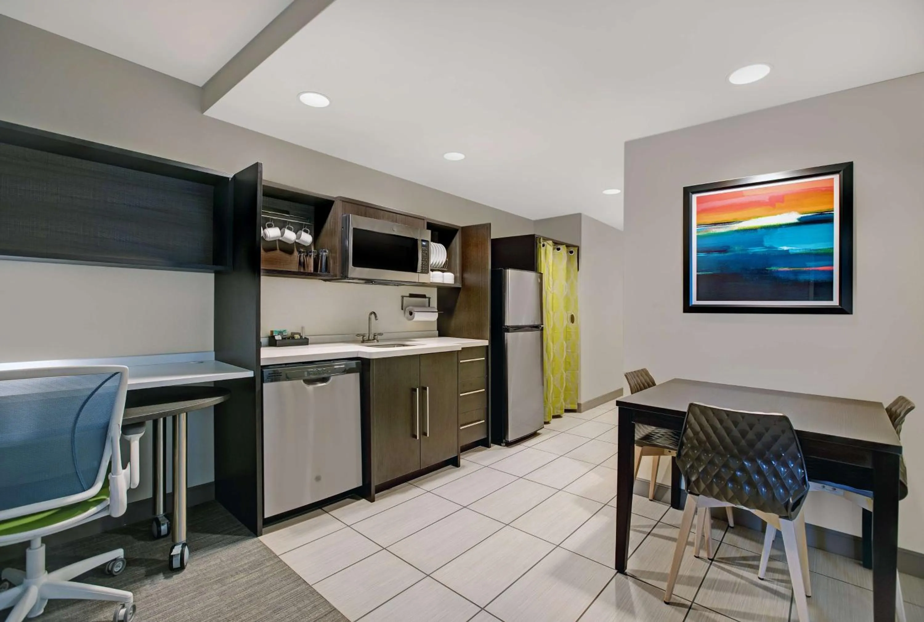 Kitchen or kitchenette in Home2 Suites By Hilton Asheville Airport