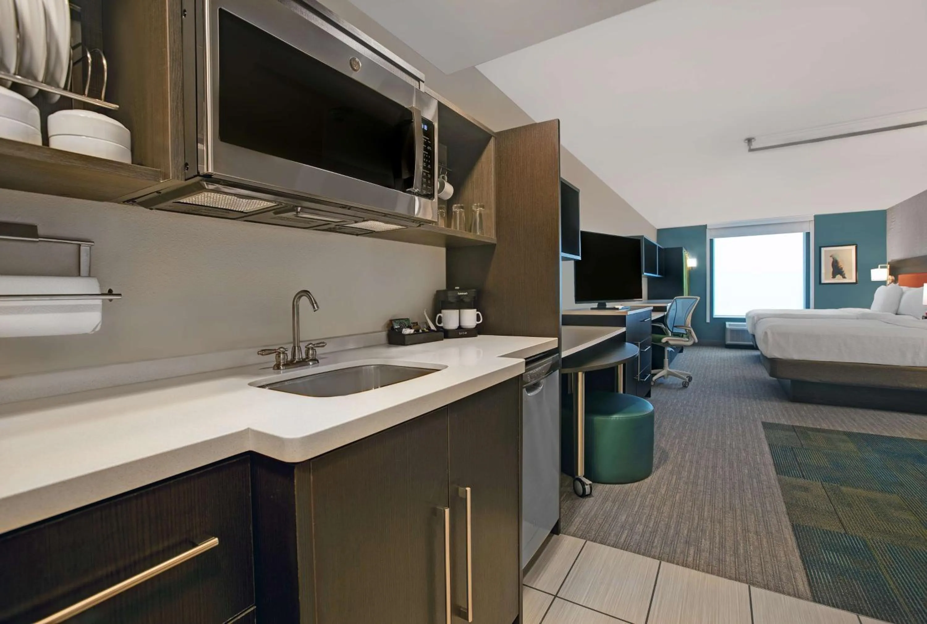 Kitchen or kitchenette, Bed in Home2 Suites By Hilton Asheville Airport