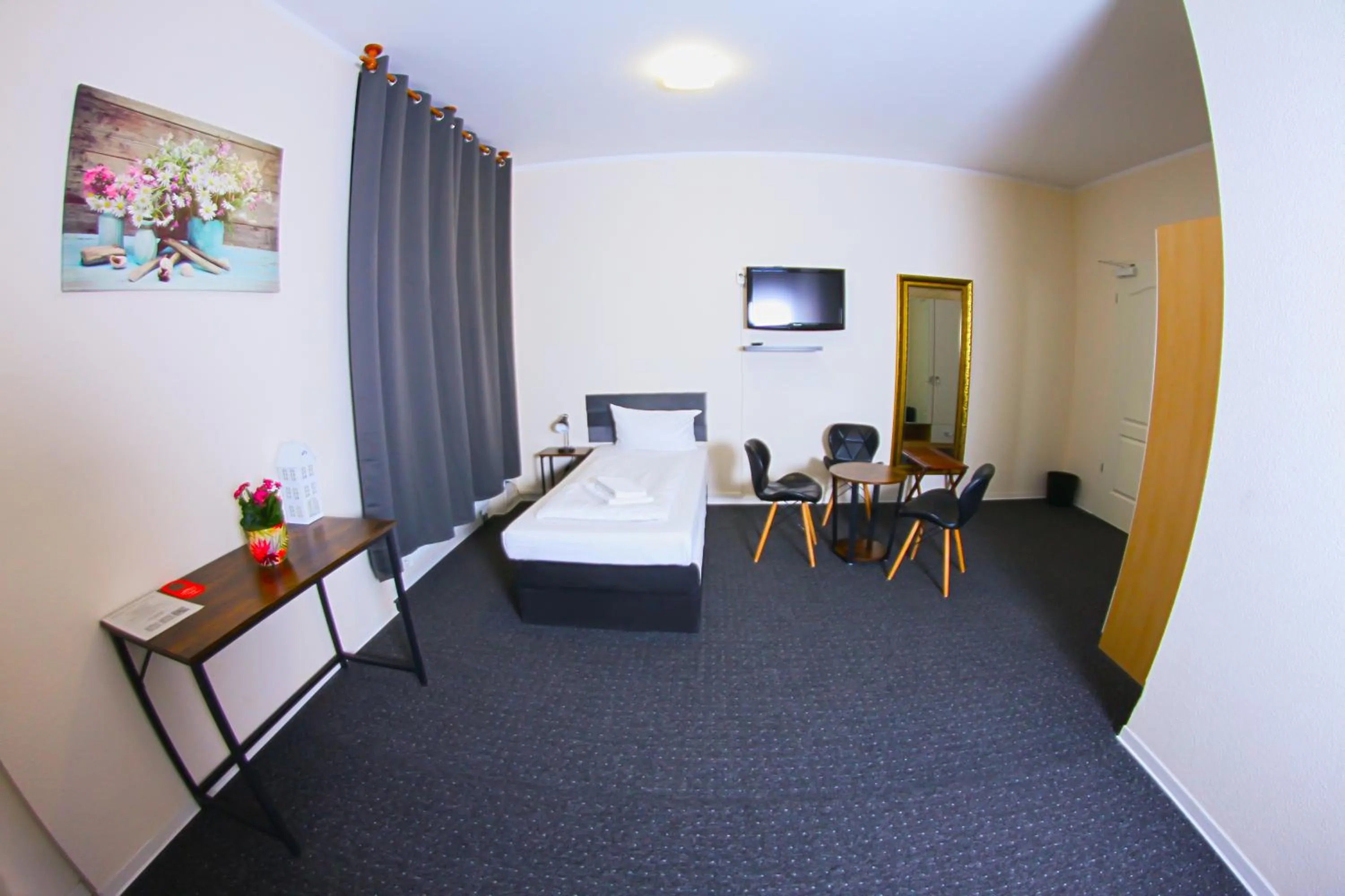 Bedroom, Bed in Hotel Karlshorst