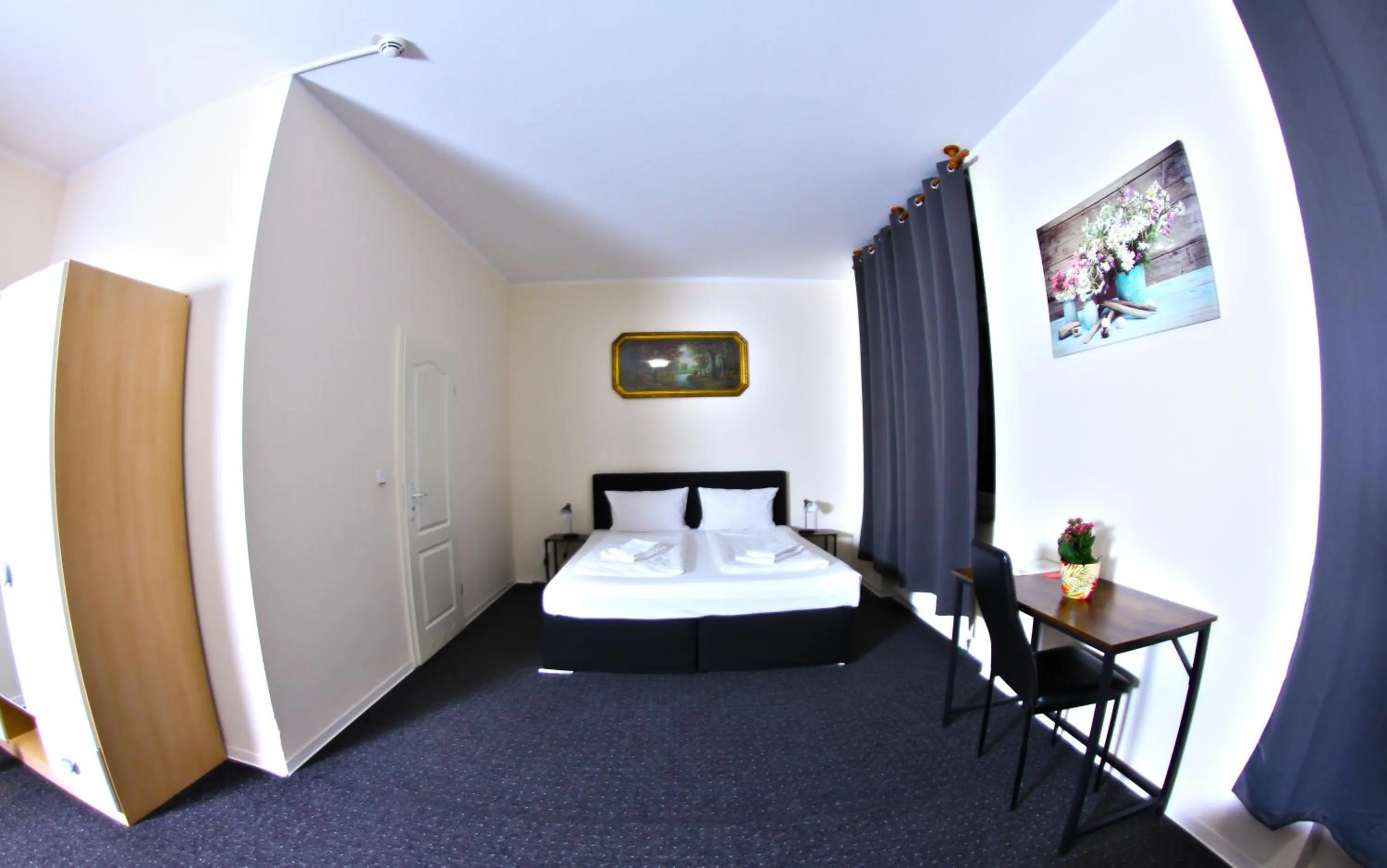 Photo of the whole room, Bed in Hotel Karlshorst