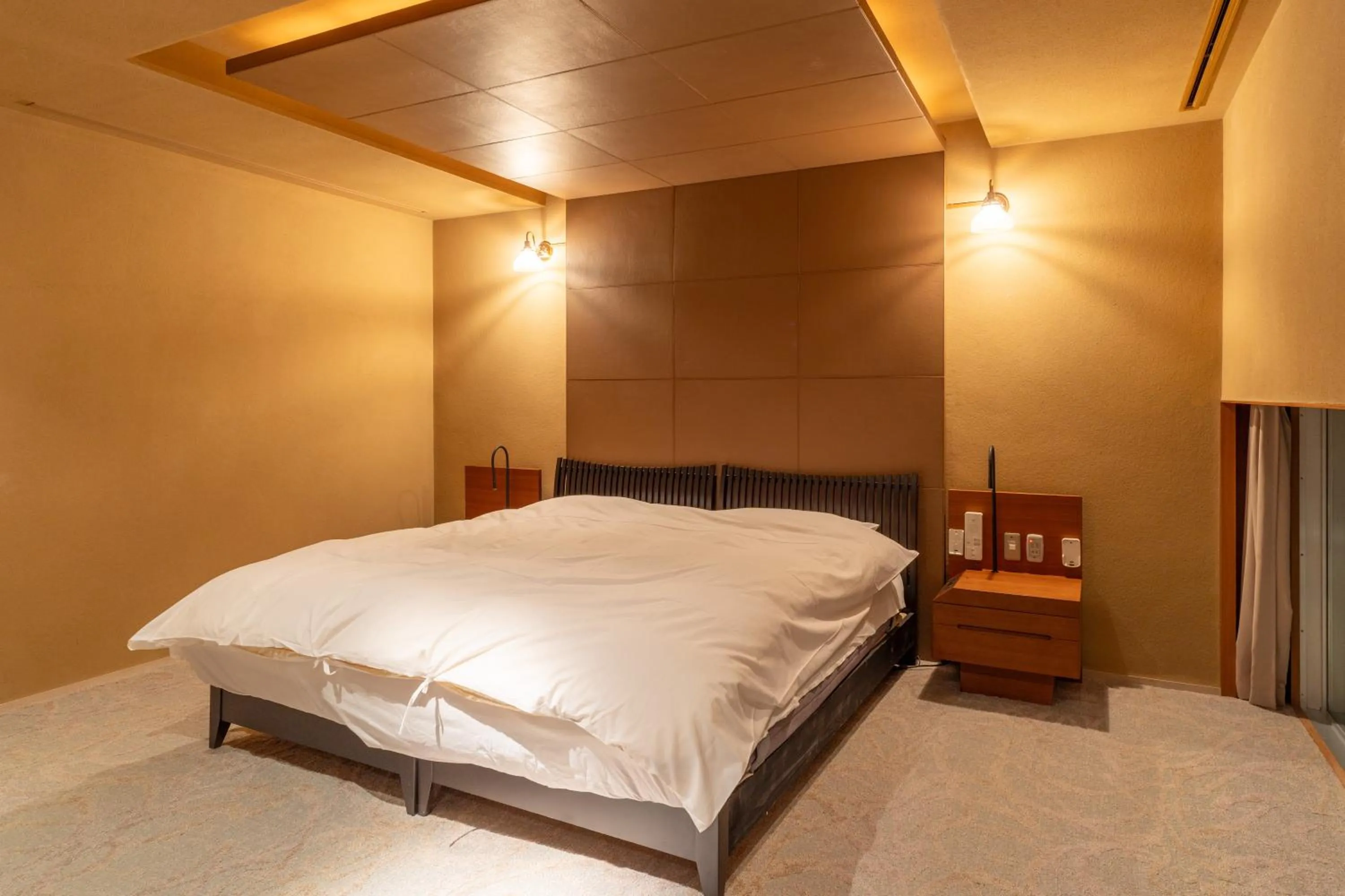 Bed in Azabu Modern House The Tokyo Tower can be seen from the villa 500m2