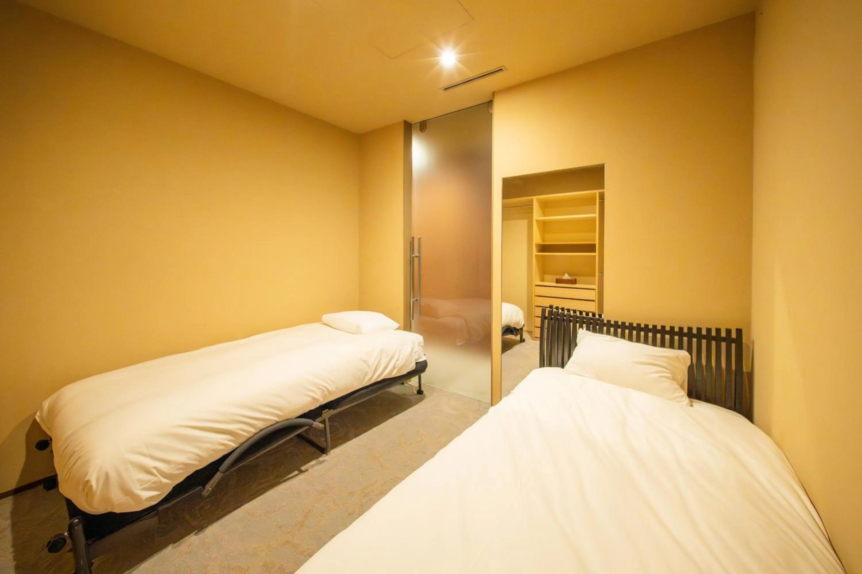 Bed in Azabu Modern House The Tokyo Tower can be seen from the villa 500m2