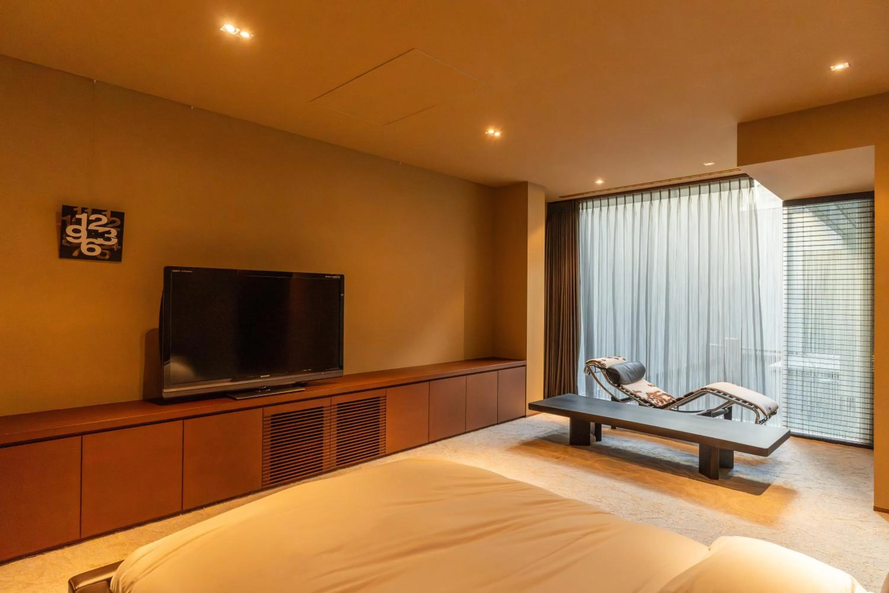 Bed in Azabu Modern House The Tokyo Tower can be seen from the villa 500m2