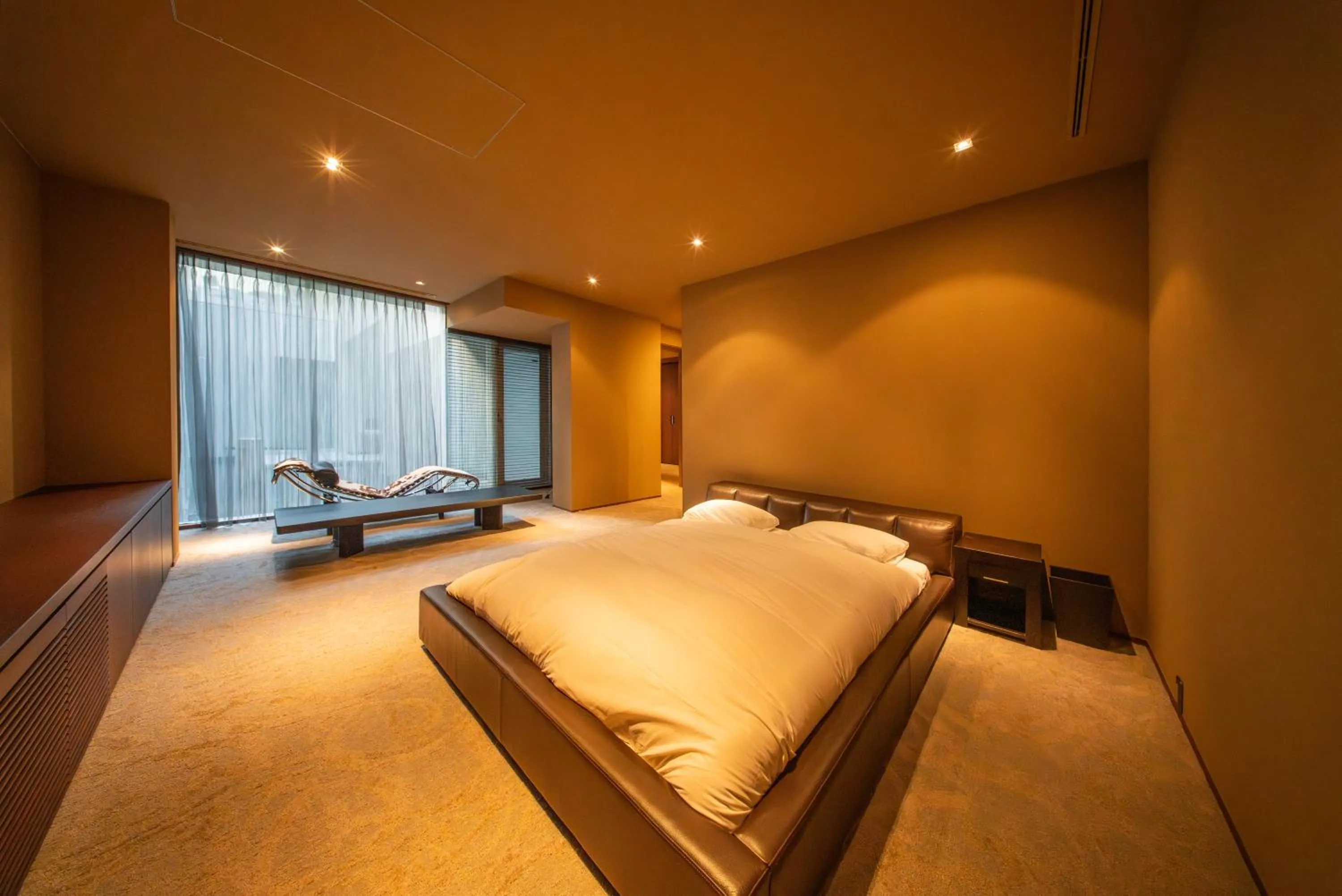 Bed in Azabu Modern House The Tokyo Tower can be seen from the villa 500m2