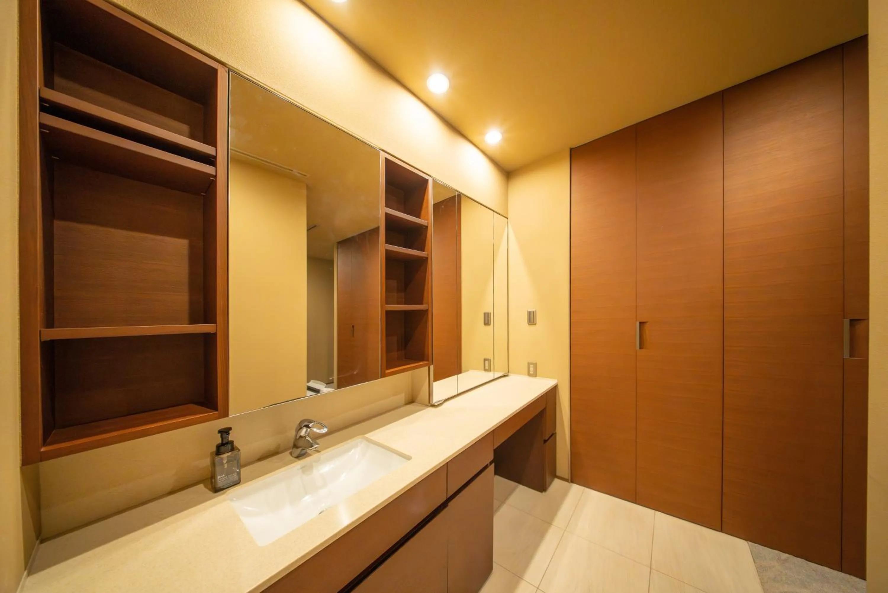 Azabu Modern House The Tokyo Tower can be seen from the villa 500m2