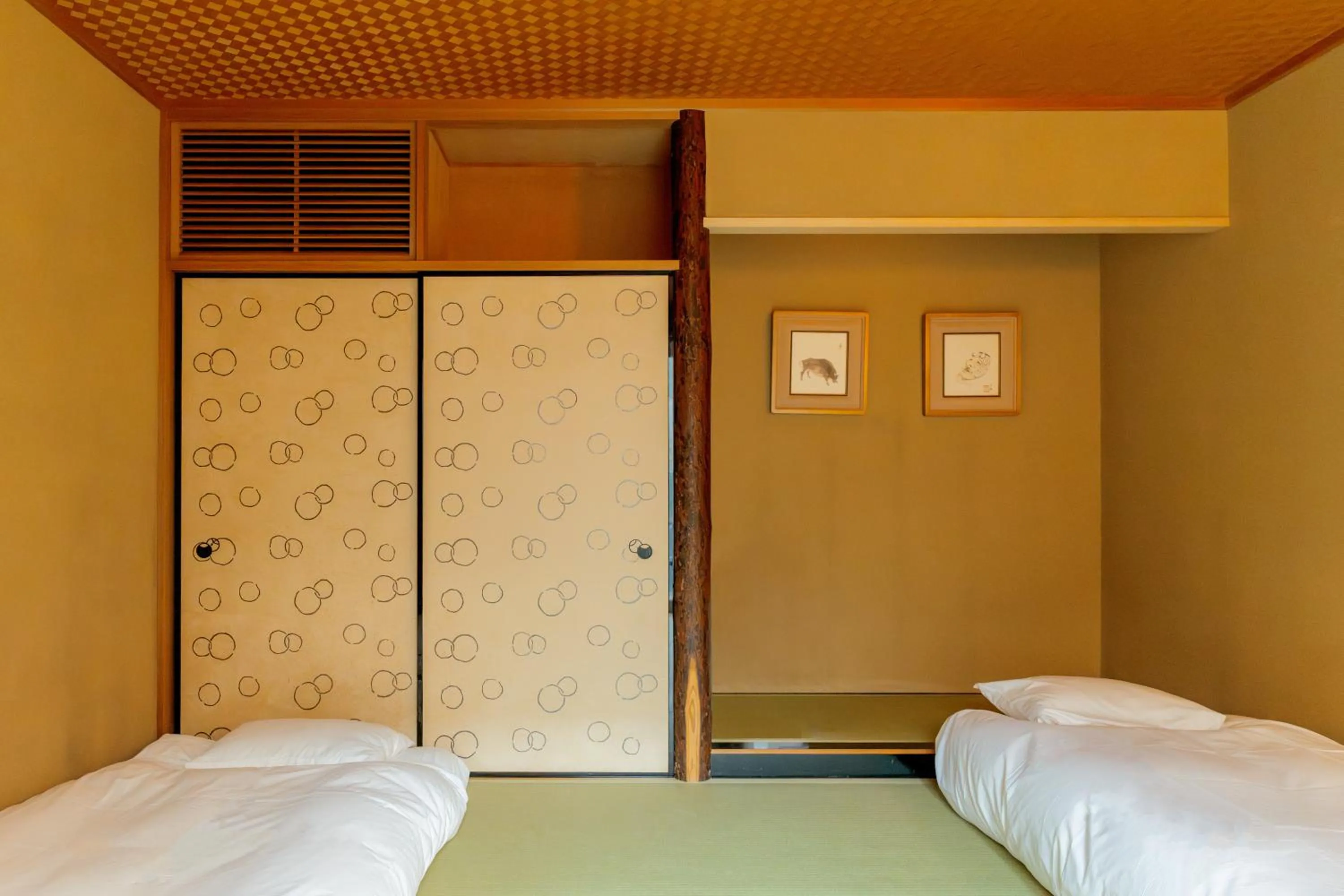 Bed in Azabu Modern House The Tokyo Tower can be seen from the villa 500m2