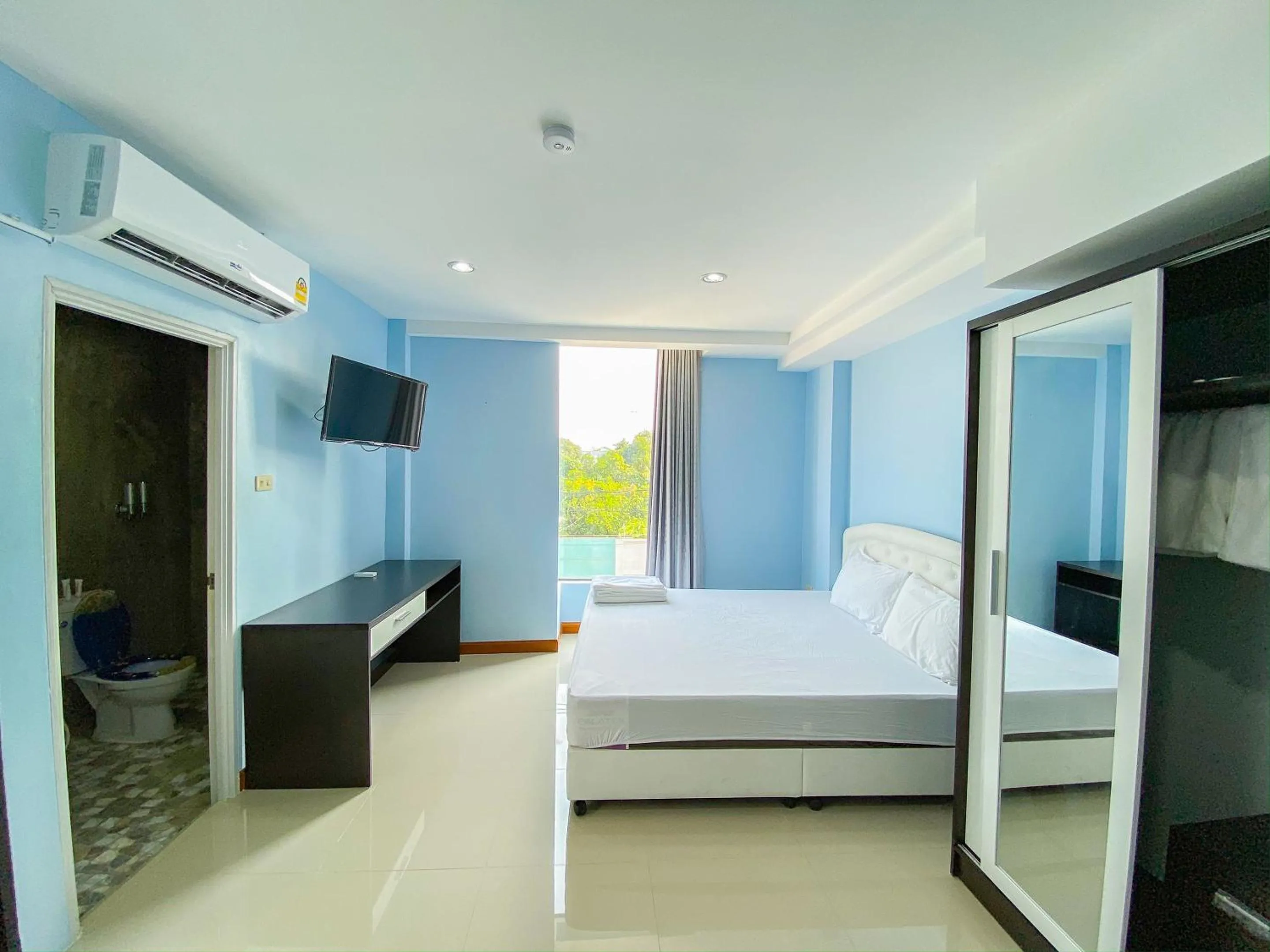 Photo of the whole room in Delighted Bangkok Hotel