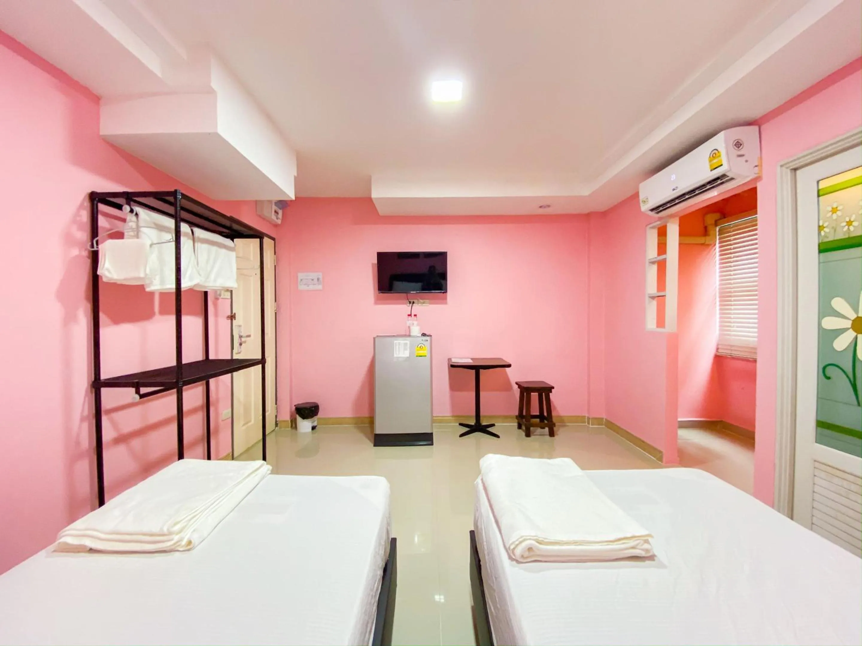 Photo of the whole room in Delighted Bangkok Hotel