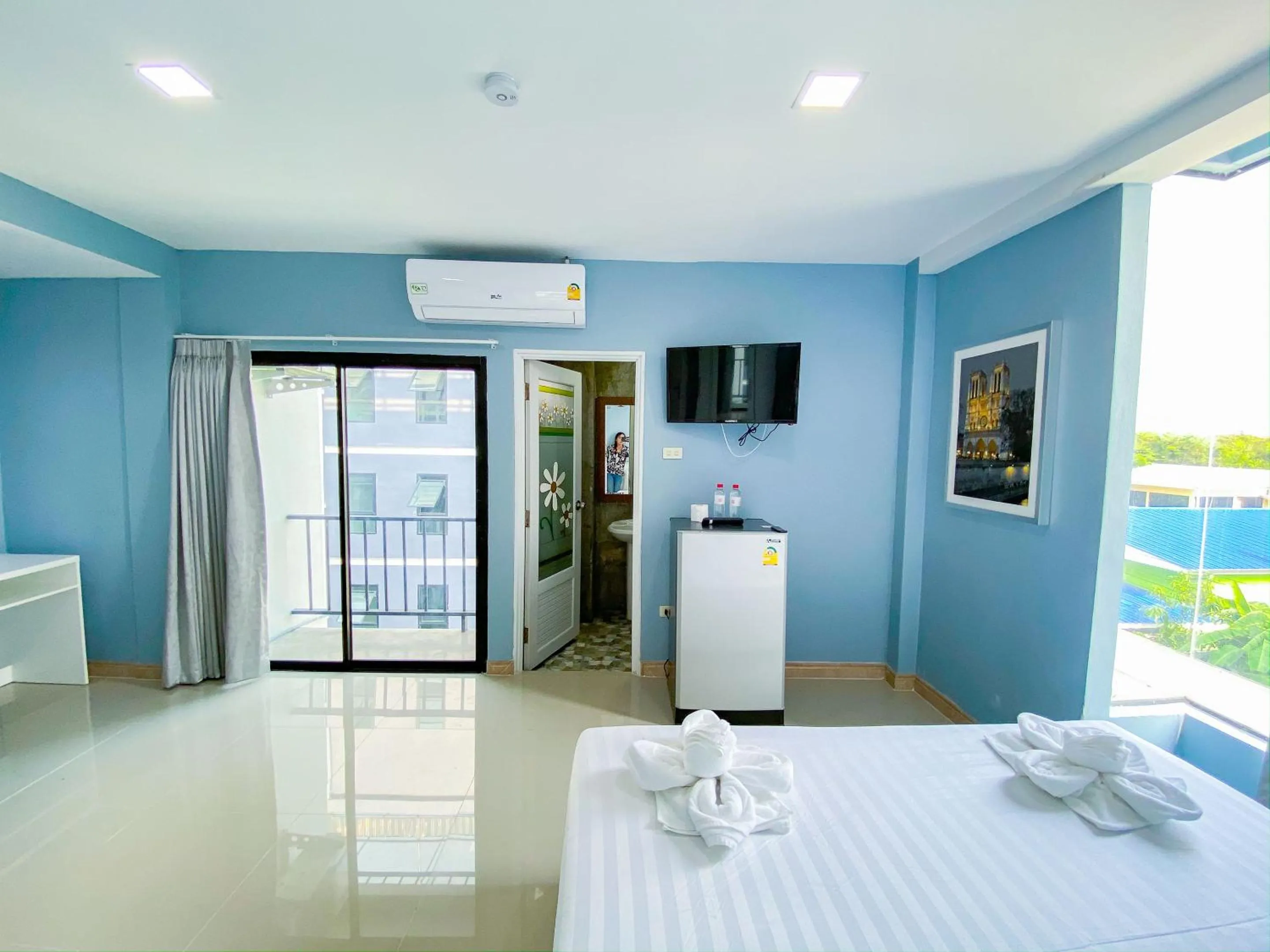 Photo of the whole room in Delighted Bangkok Hotel