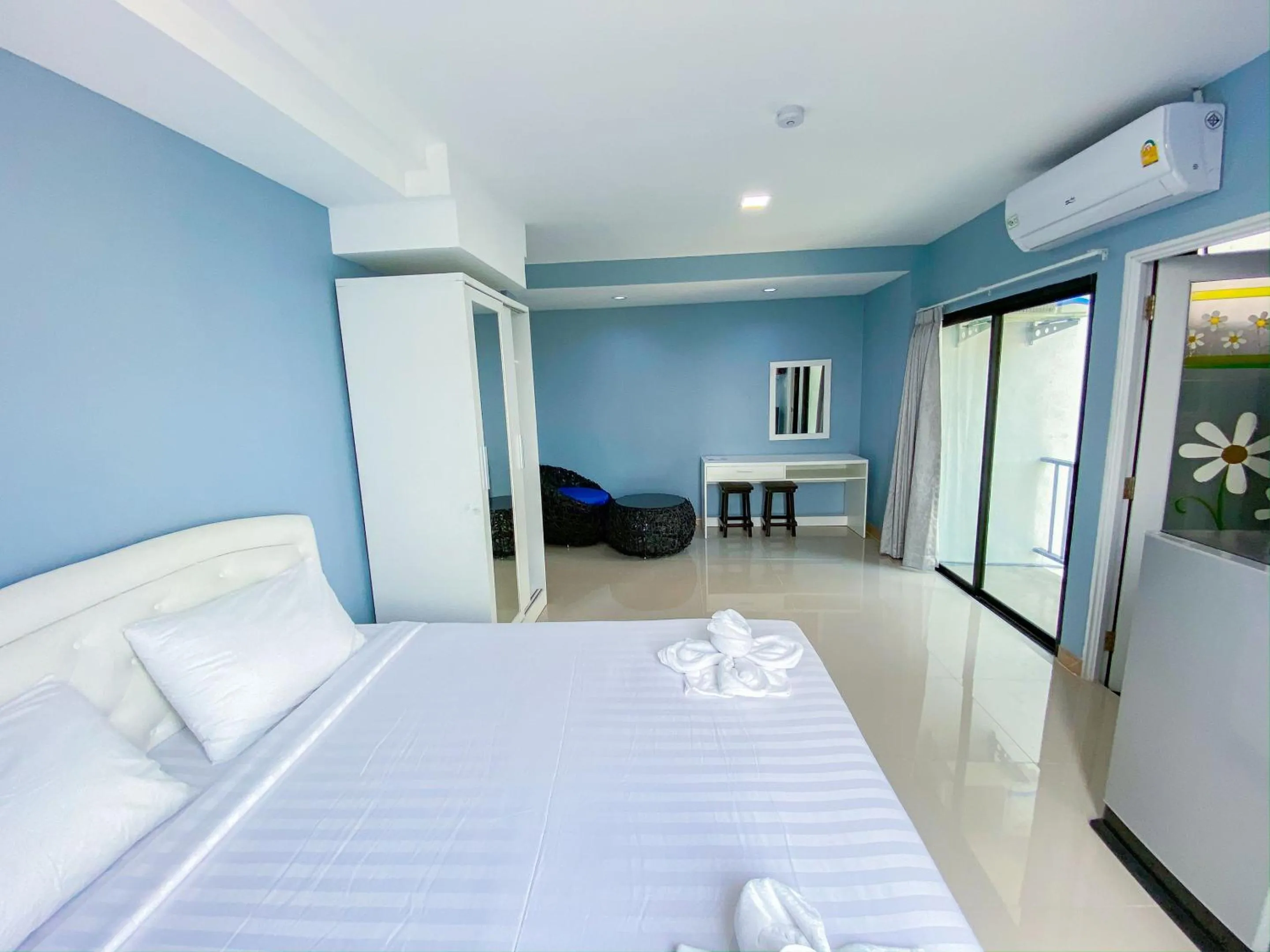 Photo of the whole room in Delighted Bangkok Hotel