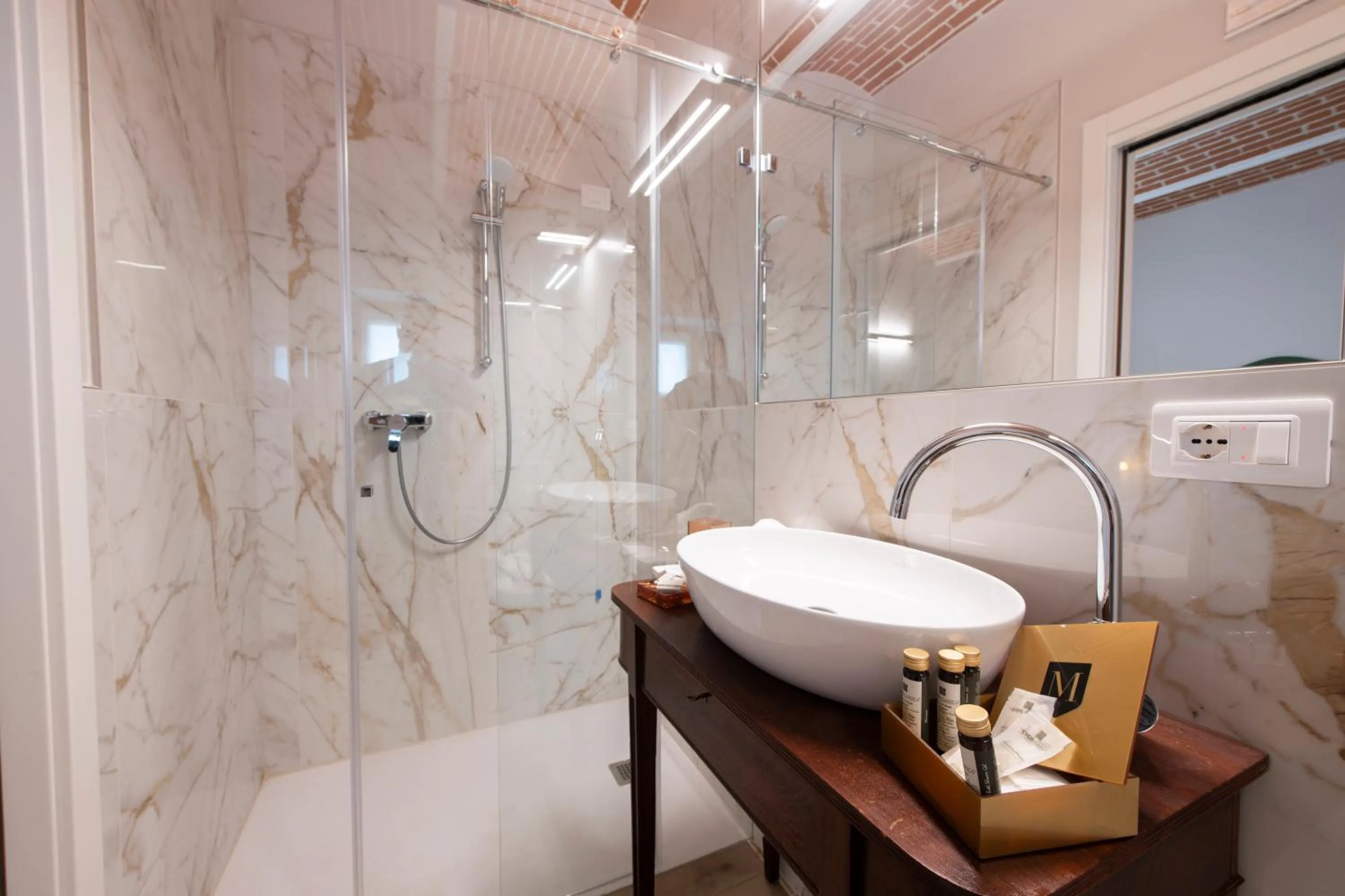 Shower in Magari Estates Boutique Hotel