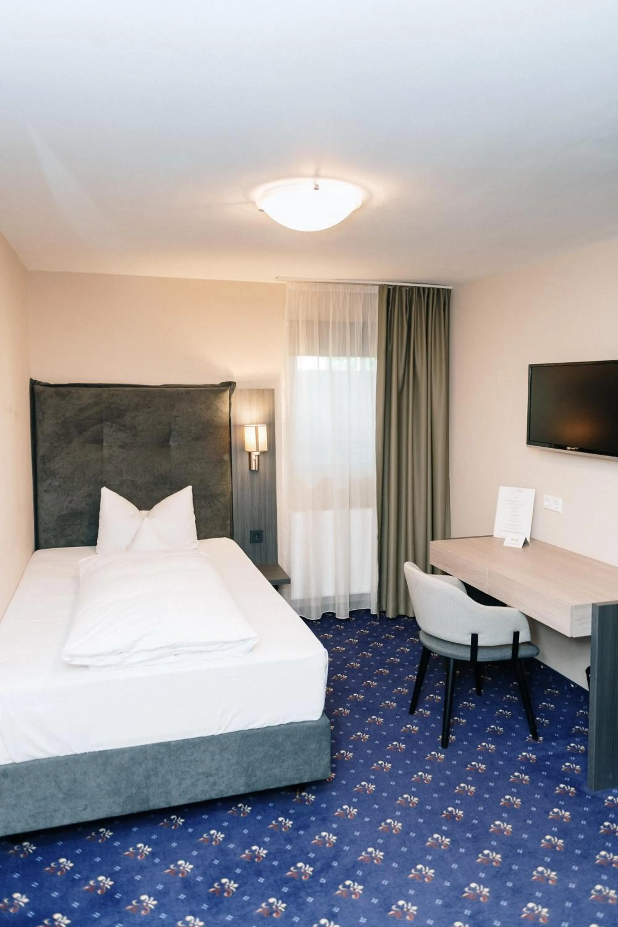 Photo of the whole room, Bed in Hotel Traube nähe Messe Stuttgart