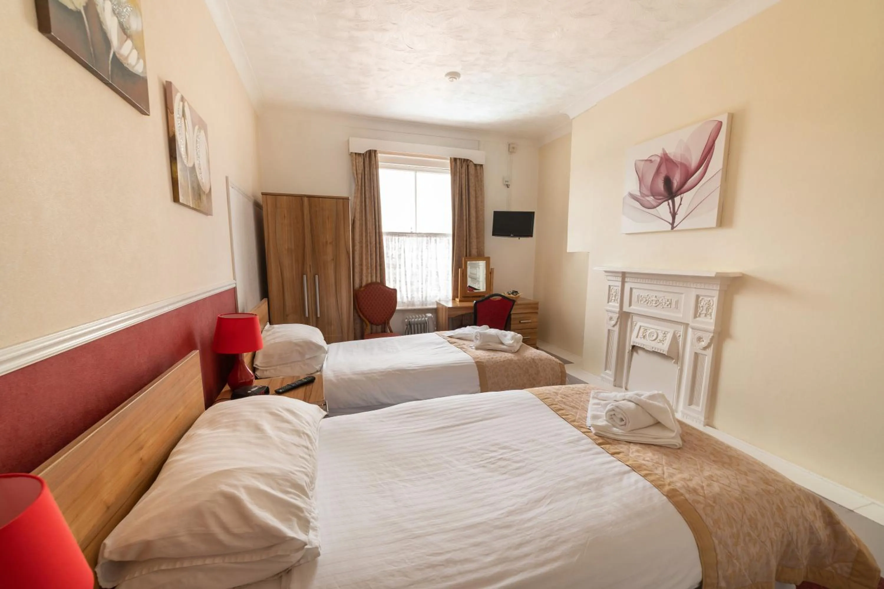 Photo of the whole room, Bed in Daish's Hotel