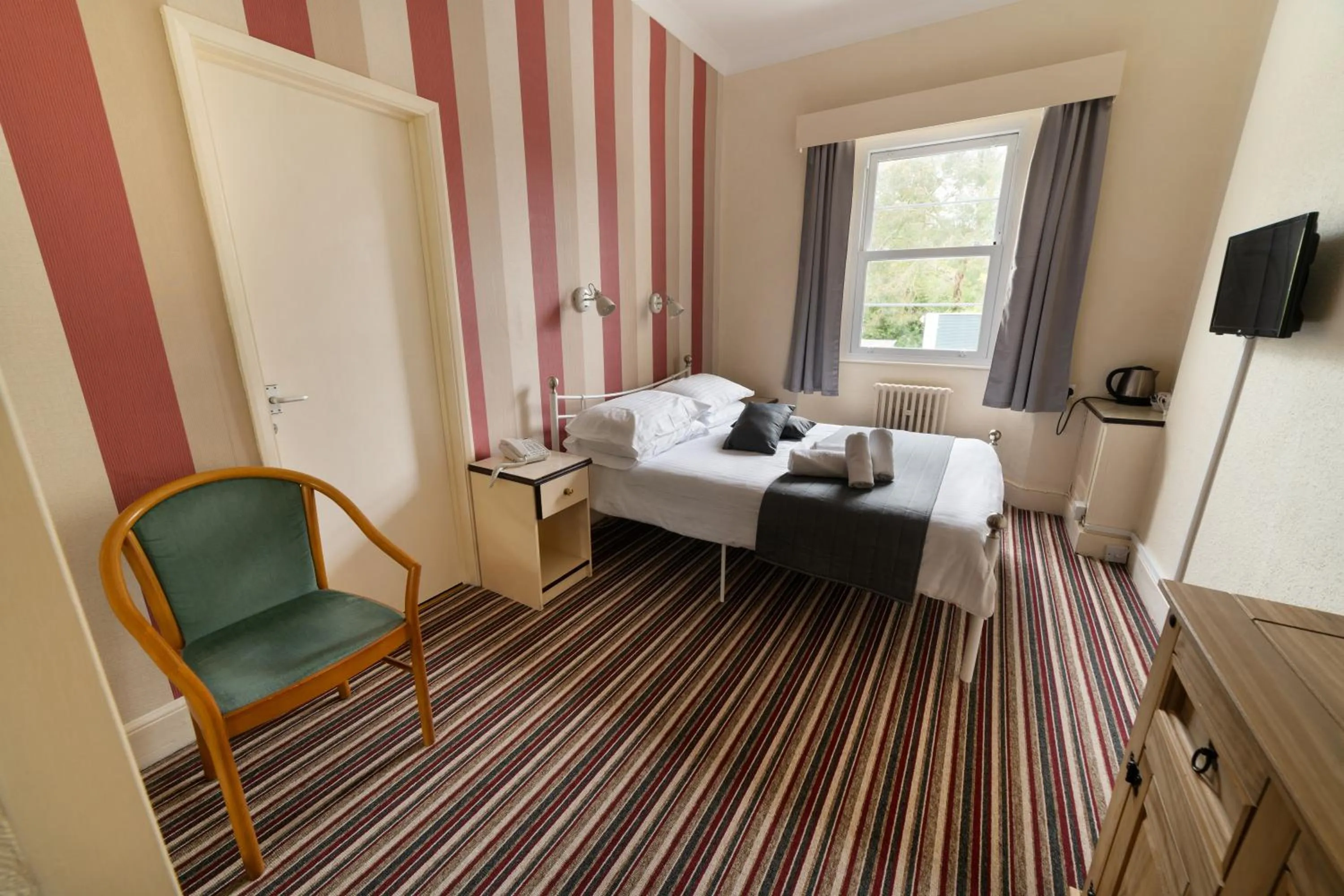 Photo of the whole room, Bed in Devonshire Hotel