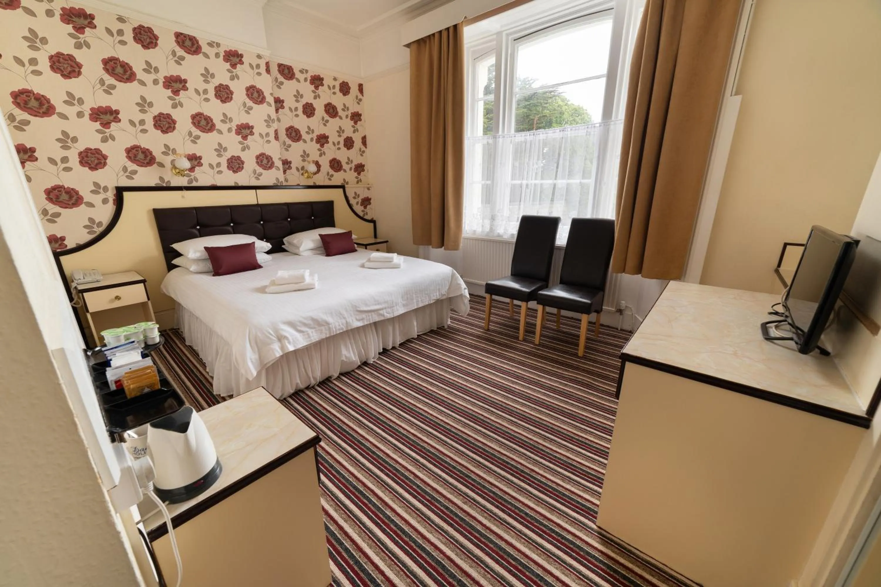 Photo of the whole room, Bed in Devonshire Hotel