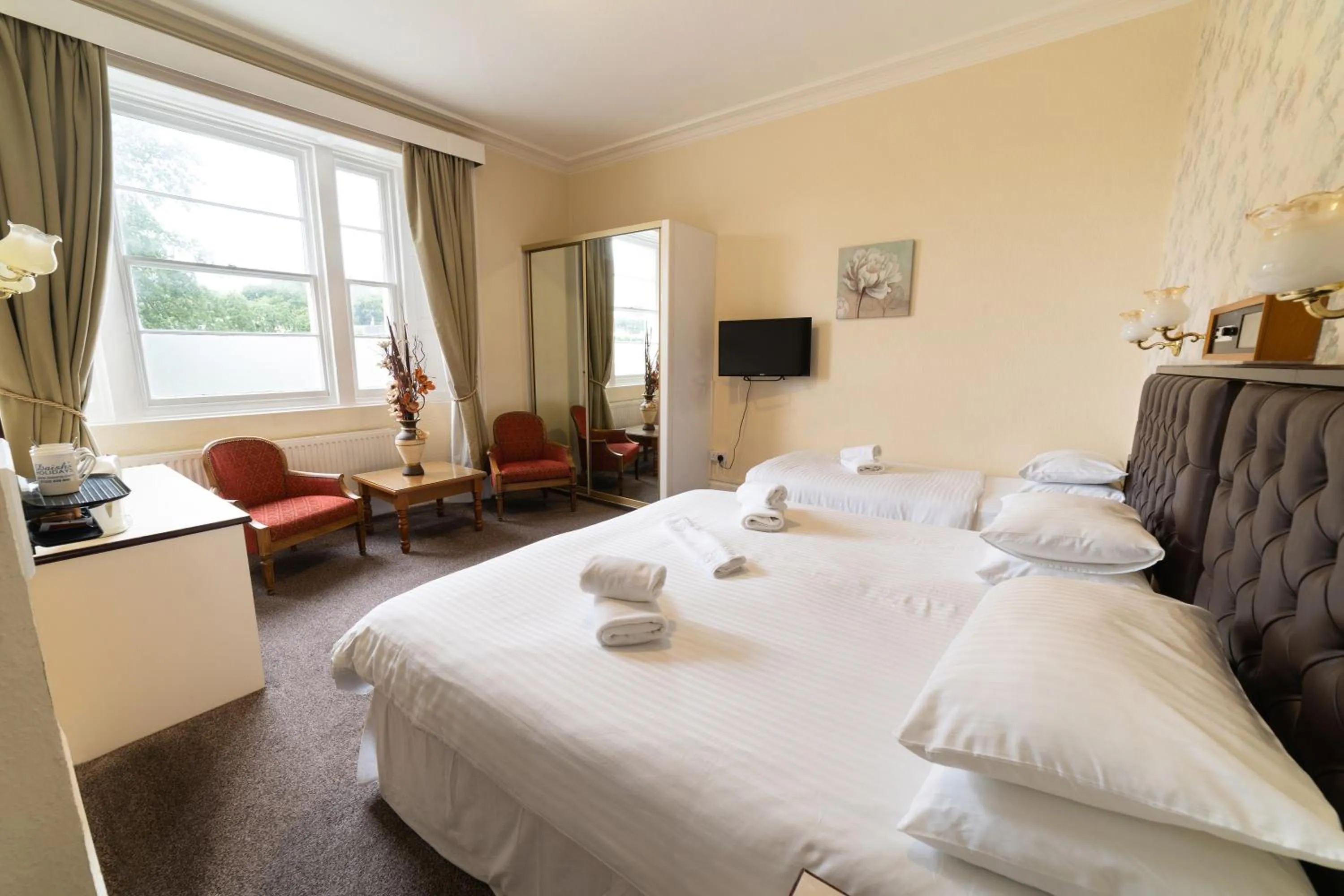 Photo of the whole room, Bed in Devonshire Hotel