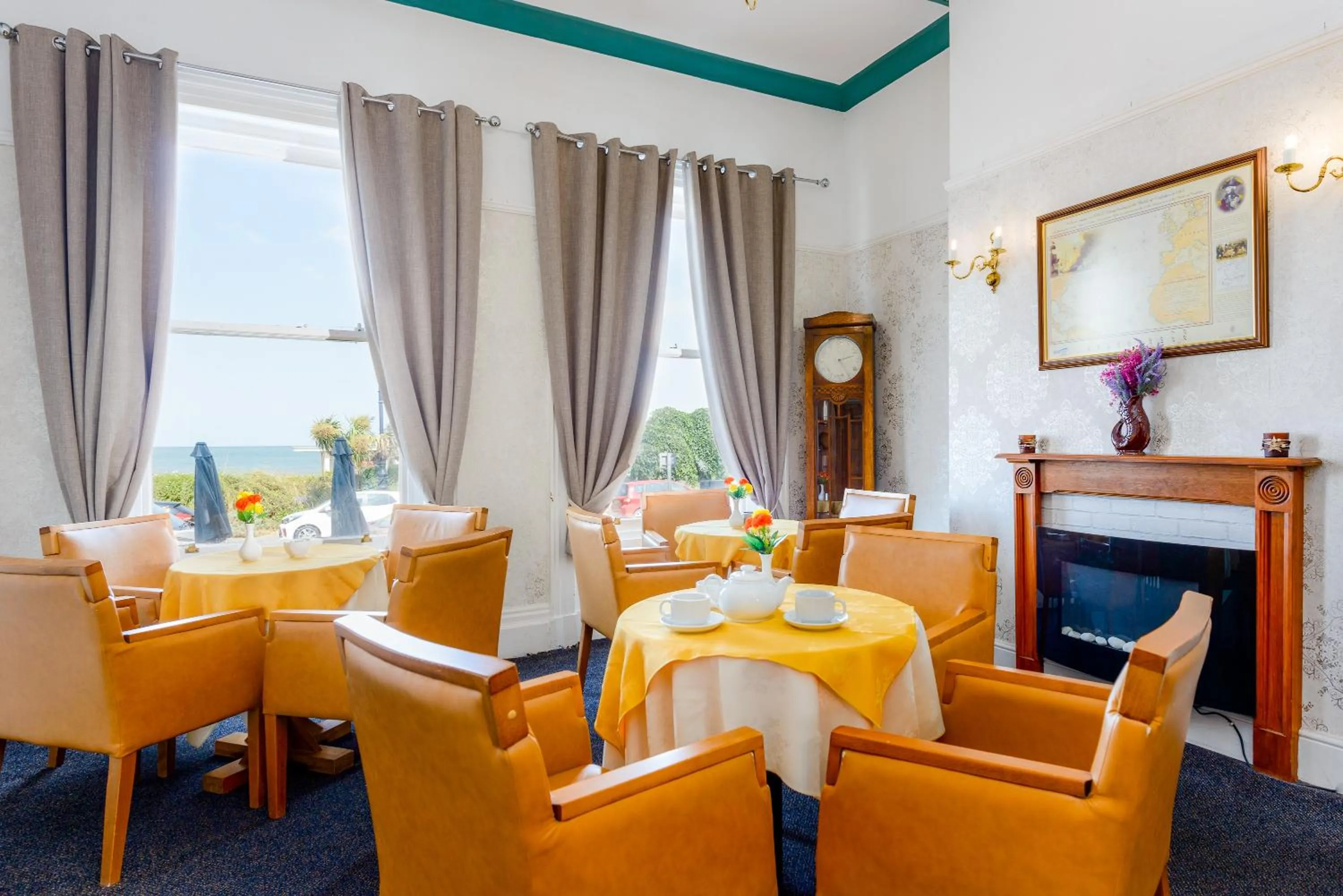 Restaurant/places to eat in Somerset Hotel