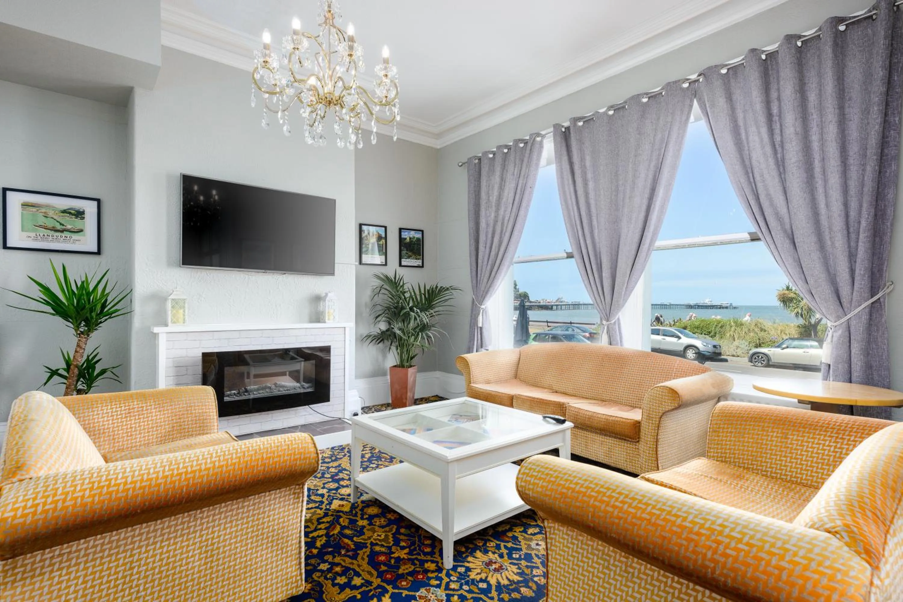 Communal lounge/ TV room in Somerset Hotel