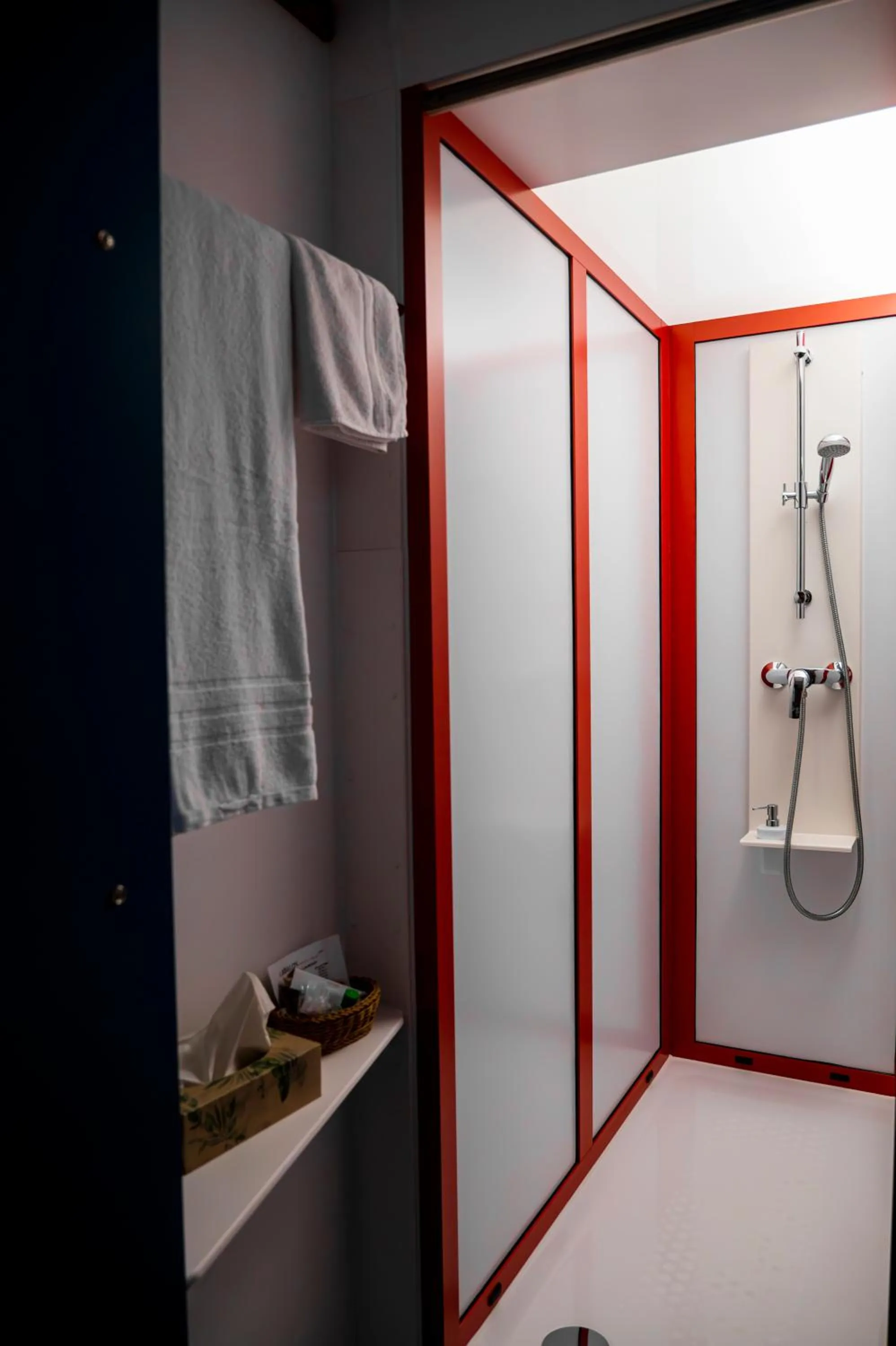 Shower in Abalon Hotel ideal