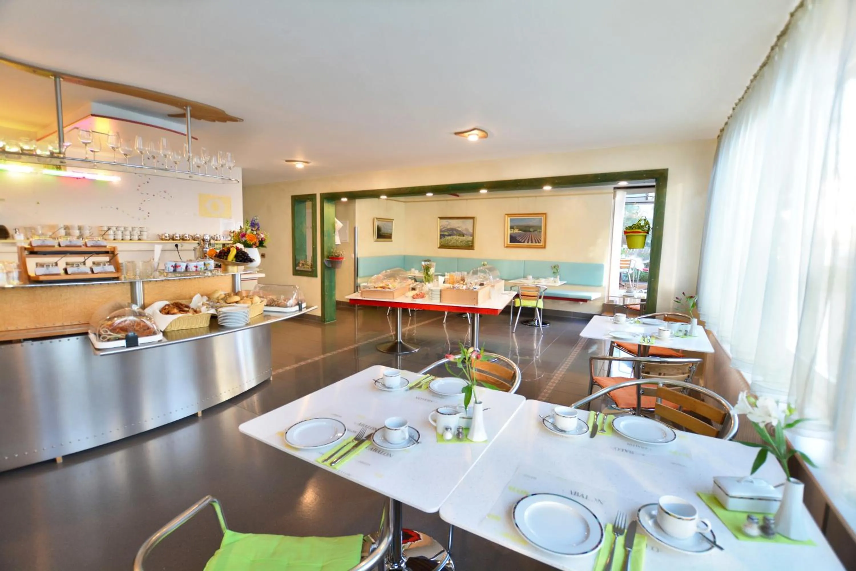 Restaurant/places to eat in Abalon Hotel ideal