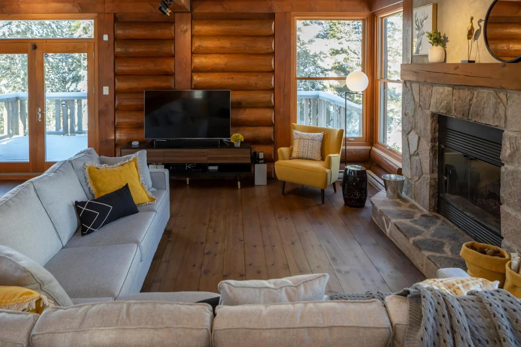 TV and multimedia in 4-Bedroom Chalet Fraternite in Lac-Superieur Tremblant