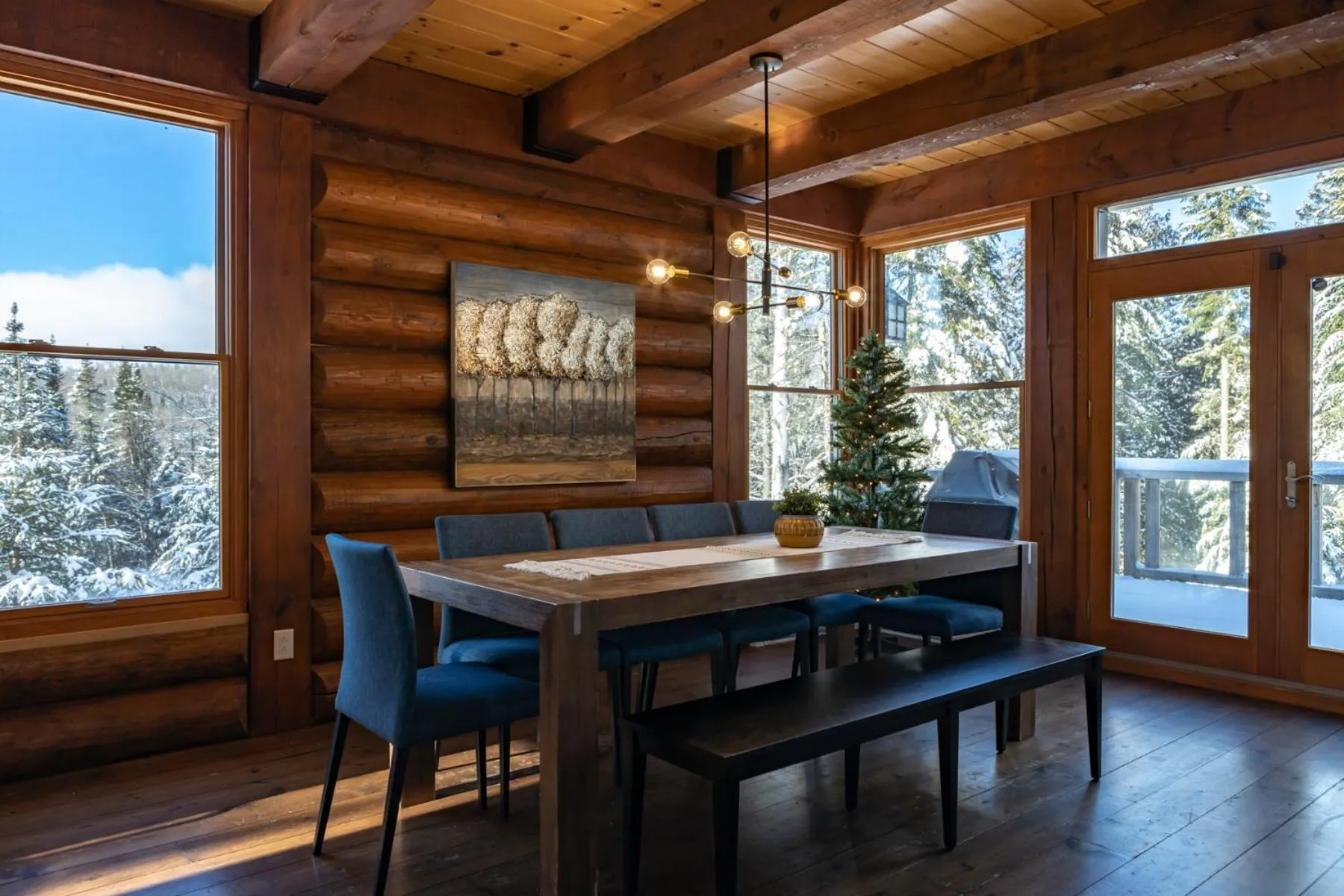 Dining area in 4-Bedroom Chalet Fraternite in Lac-Superieur Tremblant