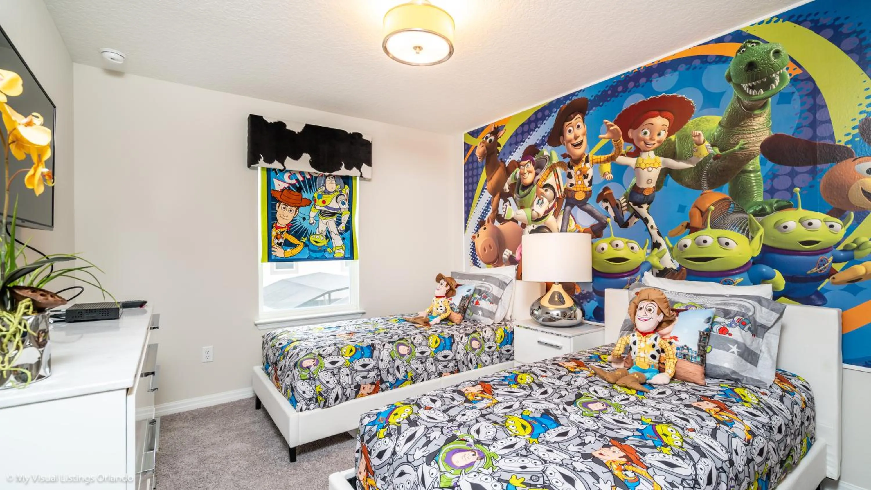 Bed in Beautiful Furnished Townhome w Private Pool