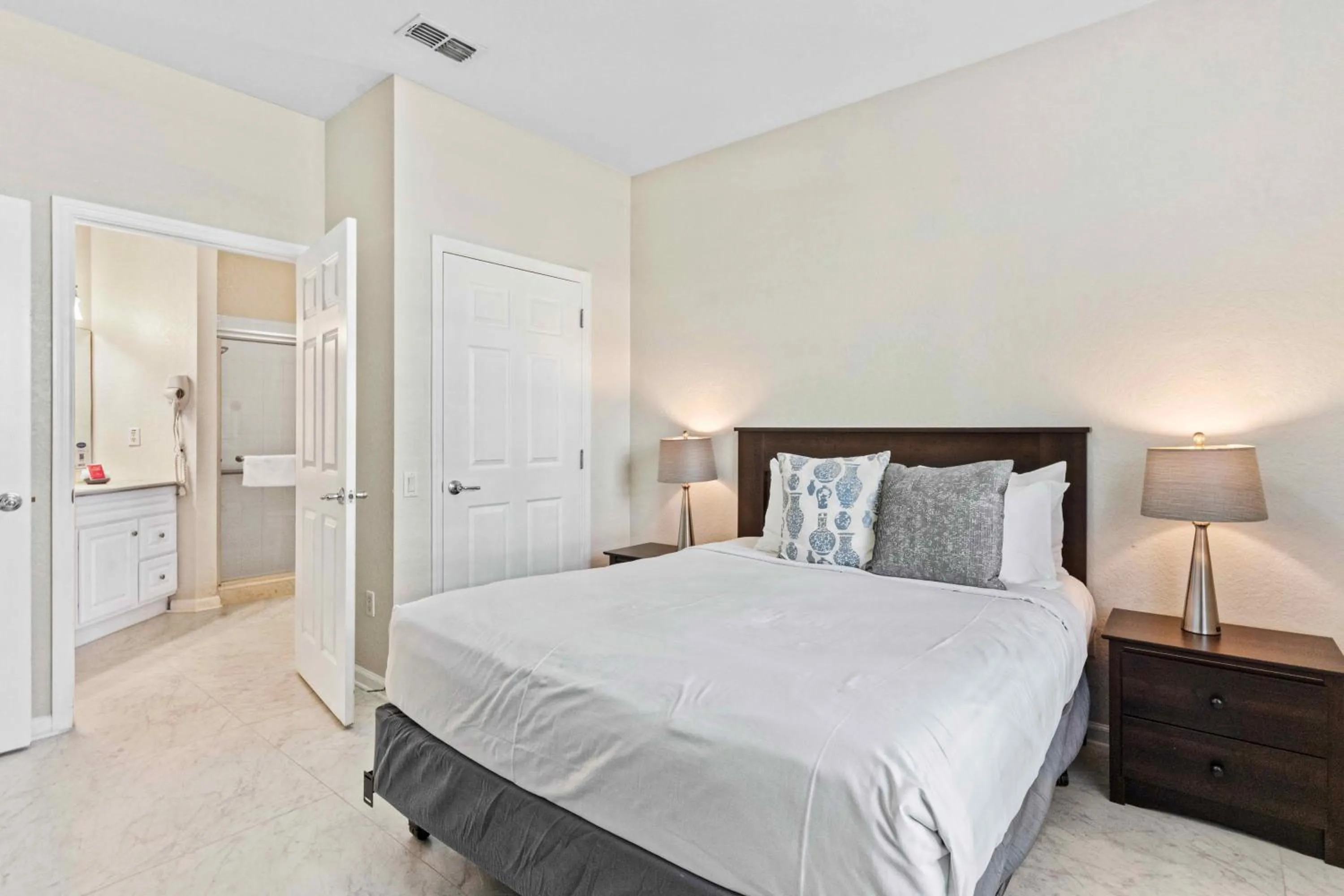 Bed in First floor Vista Cay Condo wFREE Resort Access