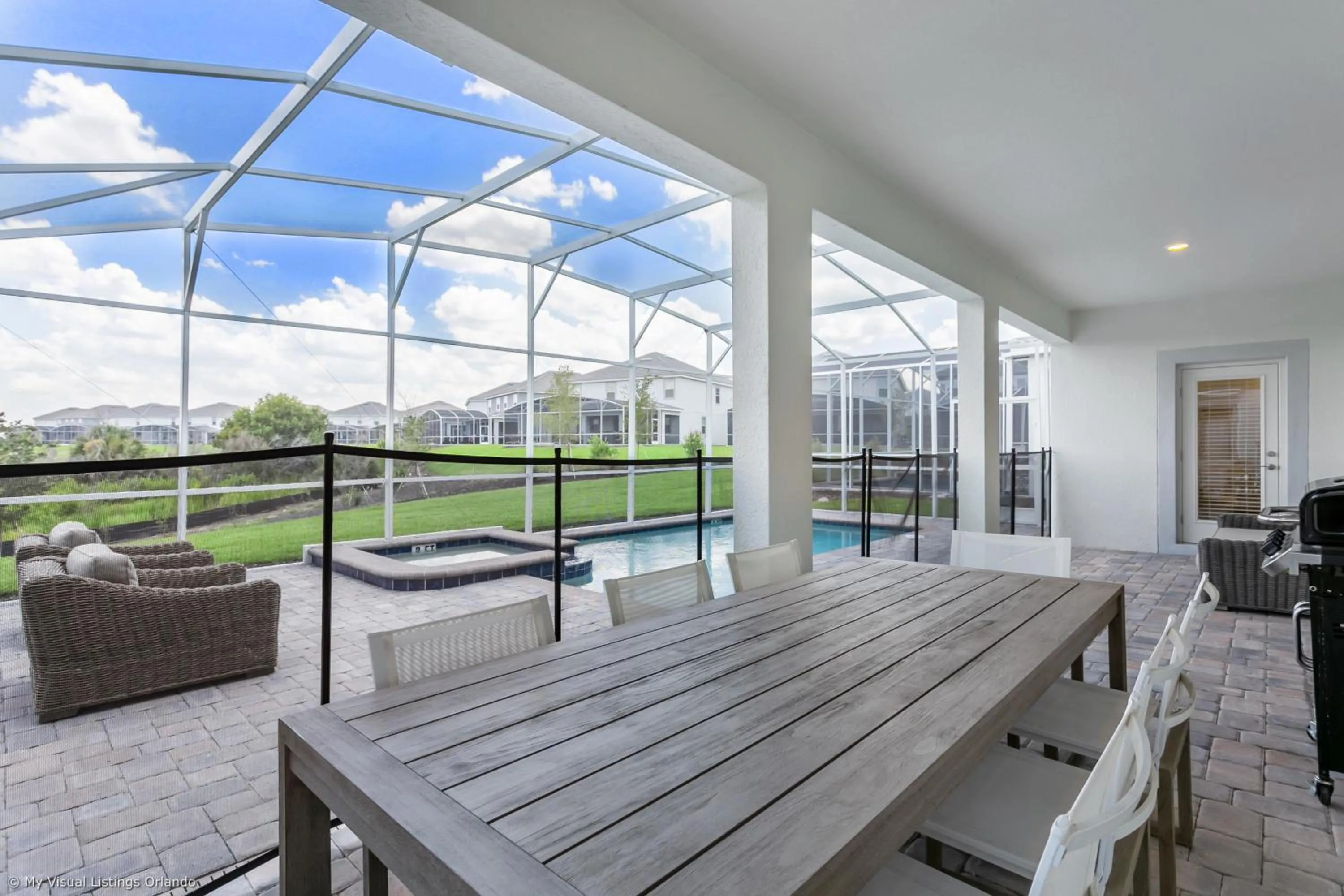 Contemporary Home w Private Pool& Spa