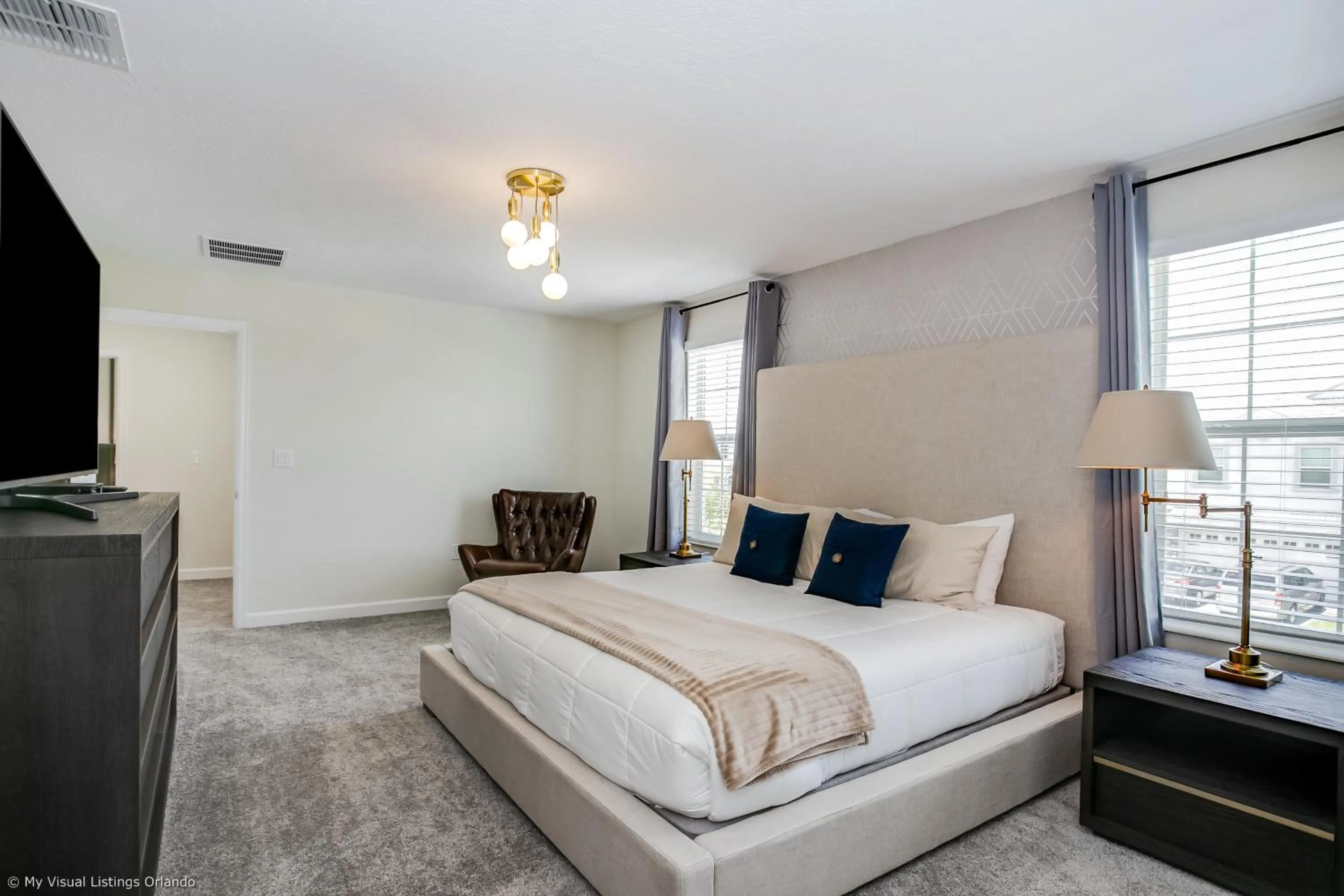 Bed in Contemporary Home w Private Pool& Spa