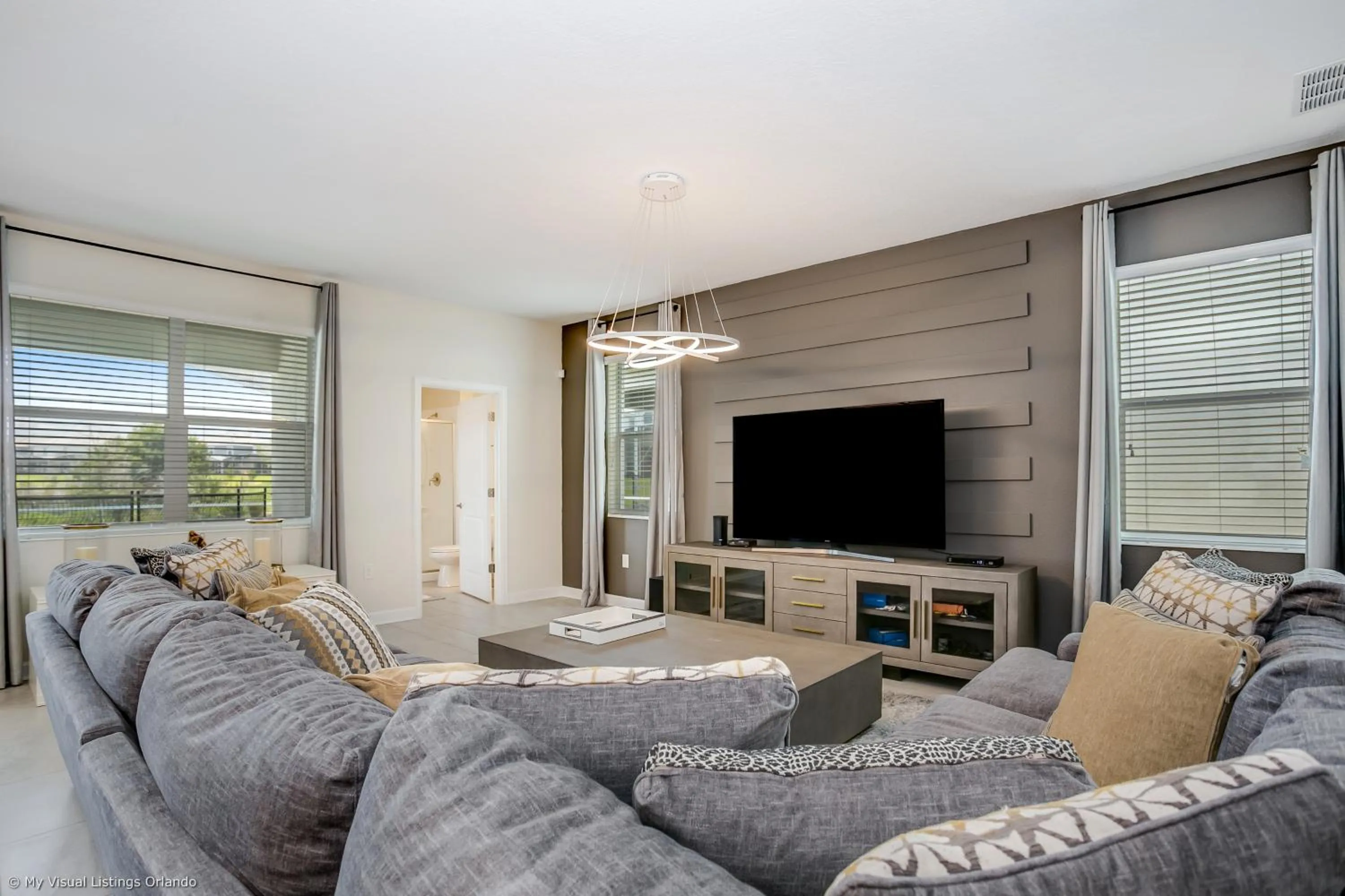 Contemporary Home w Private Pool& Spa