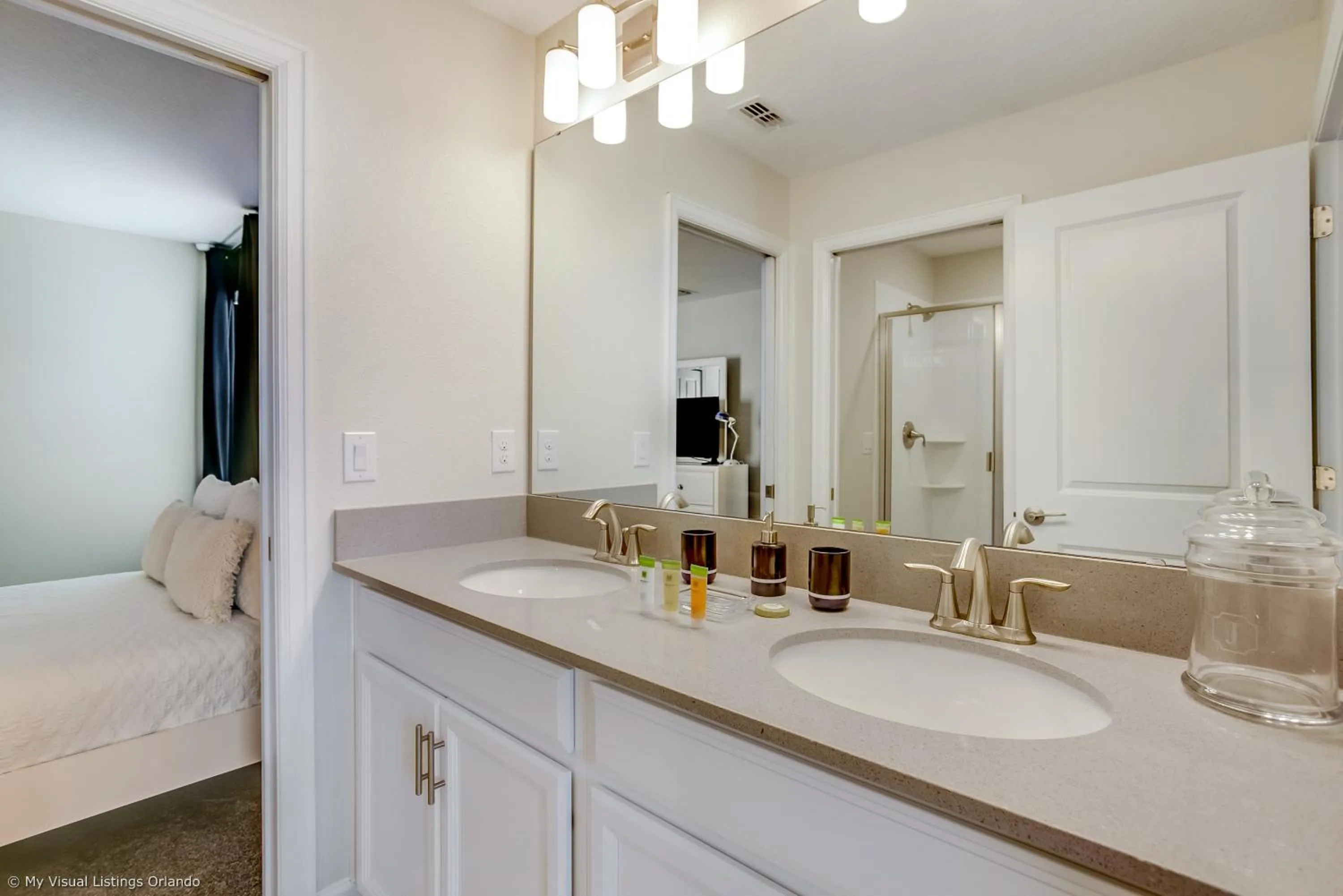 Contemporary Home w Private Pool& Spa