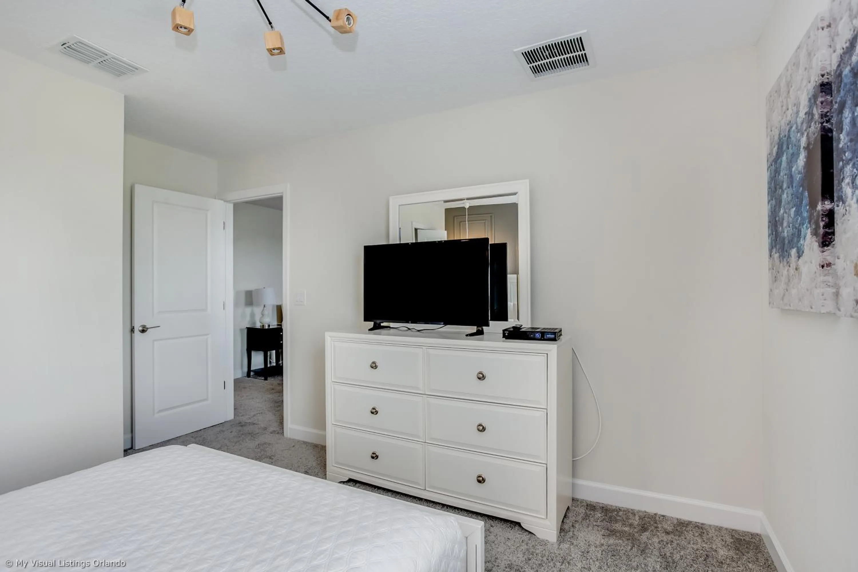 Bed in Contemporary Home w Private Pool& Spa