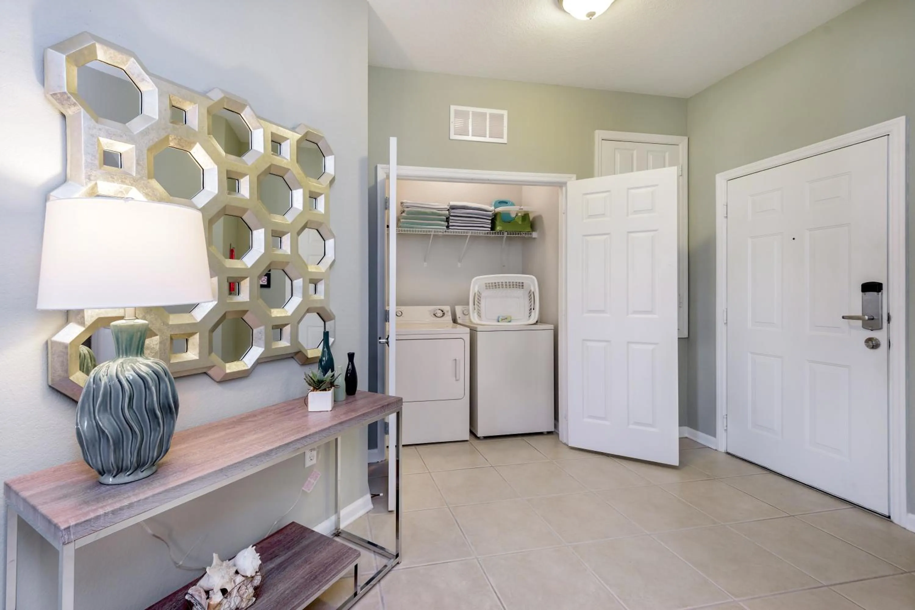 Beautiful Vista Cay Condo, Near I-Drive