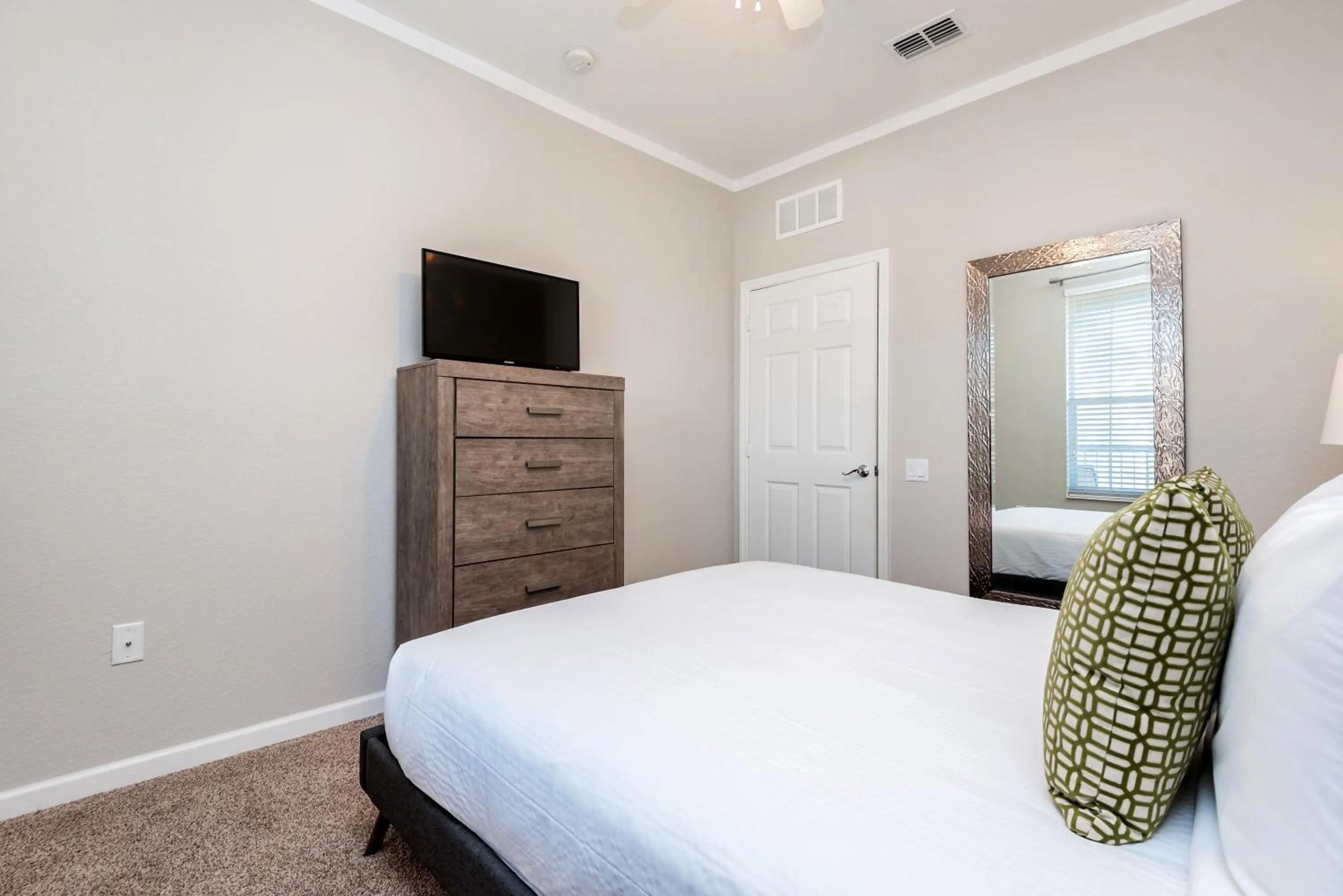 Bed in Beautiful Vista Cay Condo, Near I-Drive