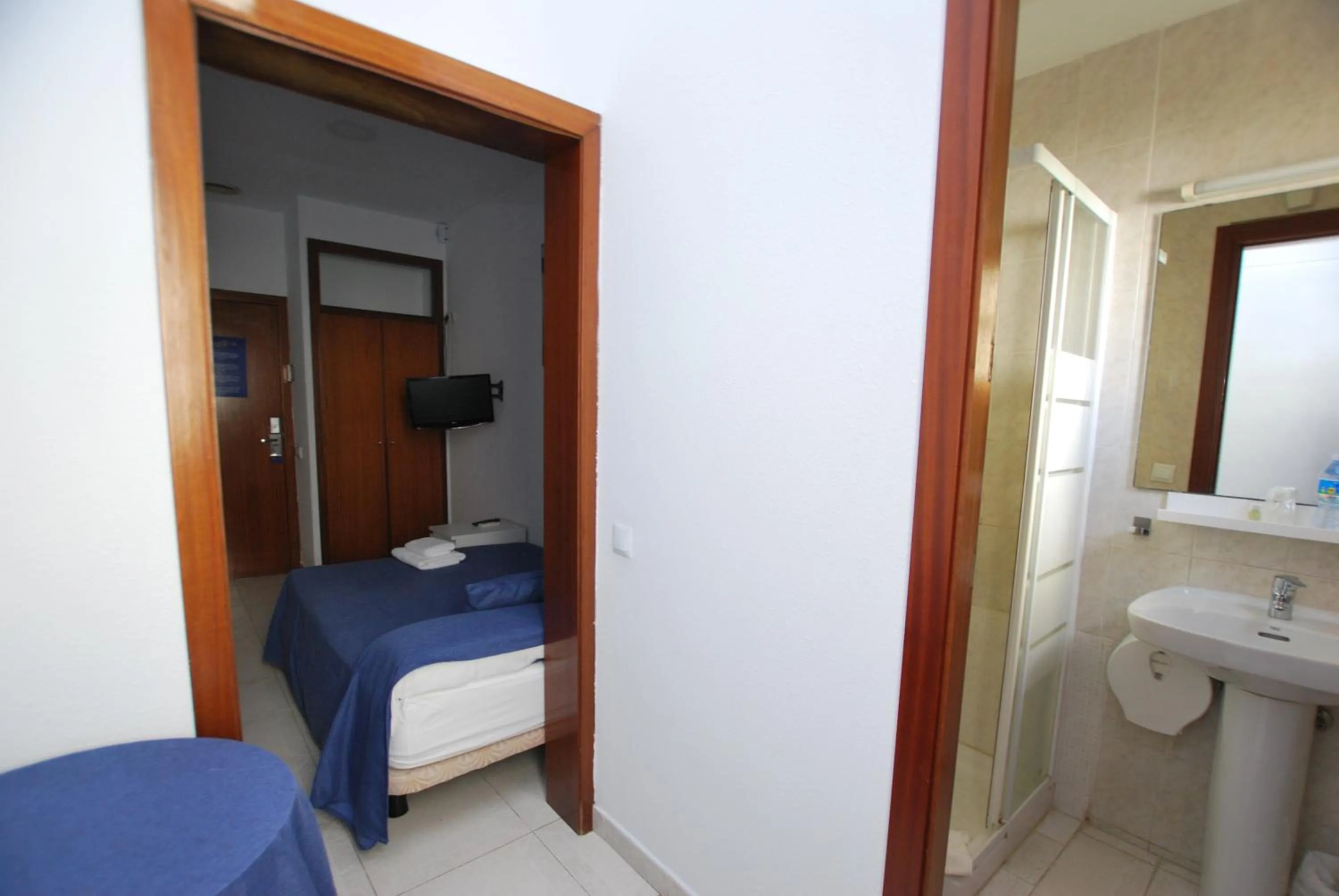 Photo of the whole room, Bed in Hotel Tres Leones